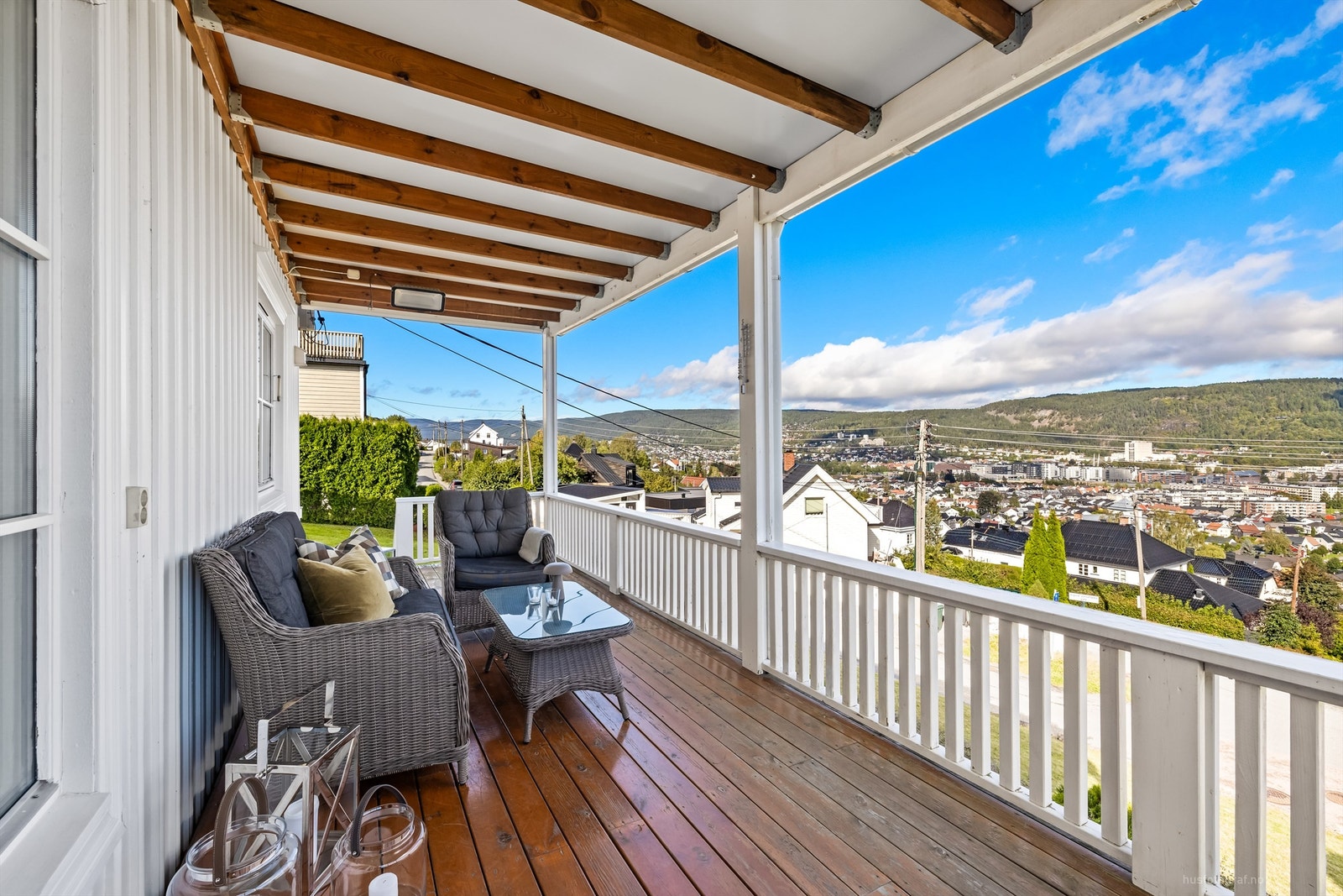 Boligen har veranda rundt hele huset som gir mulighet for sol hele dagen / kvelden Galleribilde