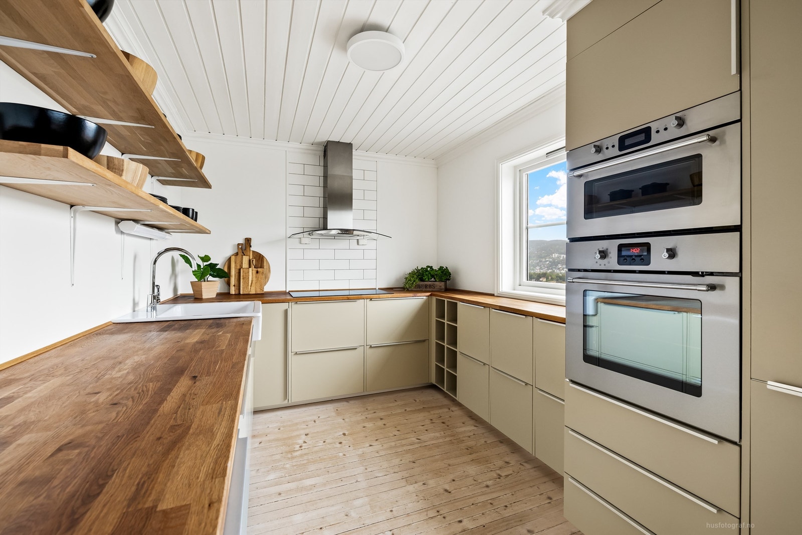 Det er rikelig med oppbevaringsplass på kjøkkenet Galleribilde