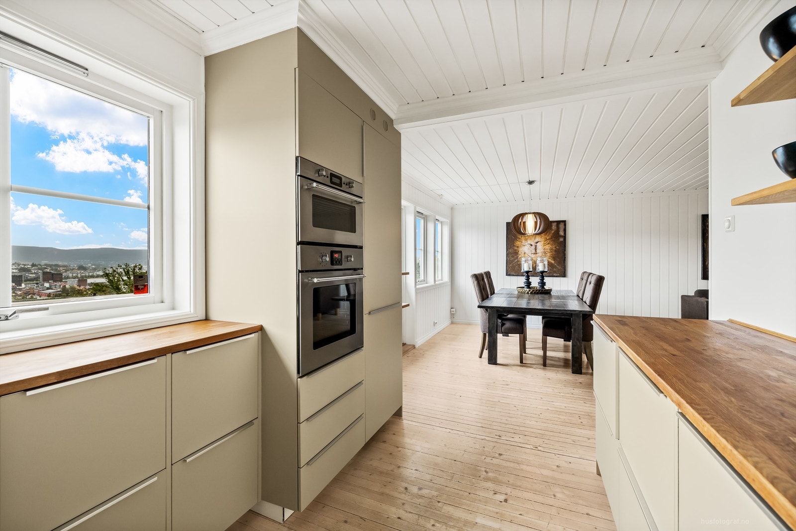 Åpen løsning mellom kjøkken og spisestue Galleribilde