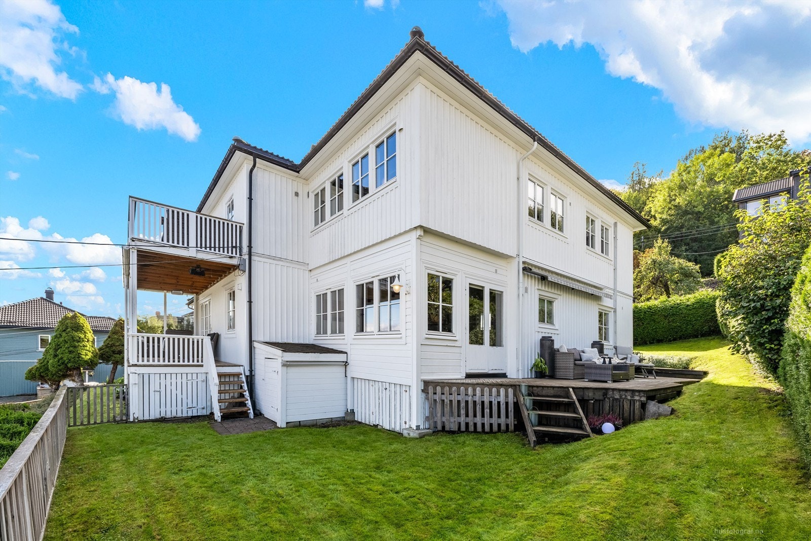 I hagen er det både et plommetre og en liten bringebærbusk Galleribilde