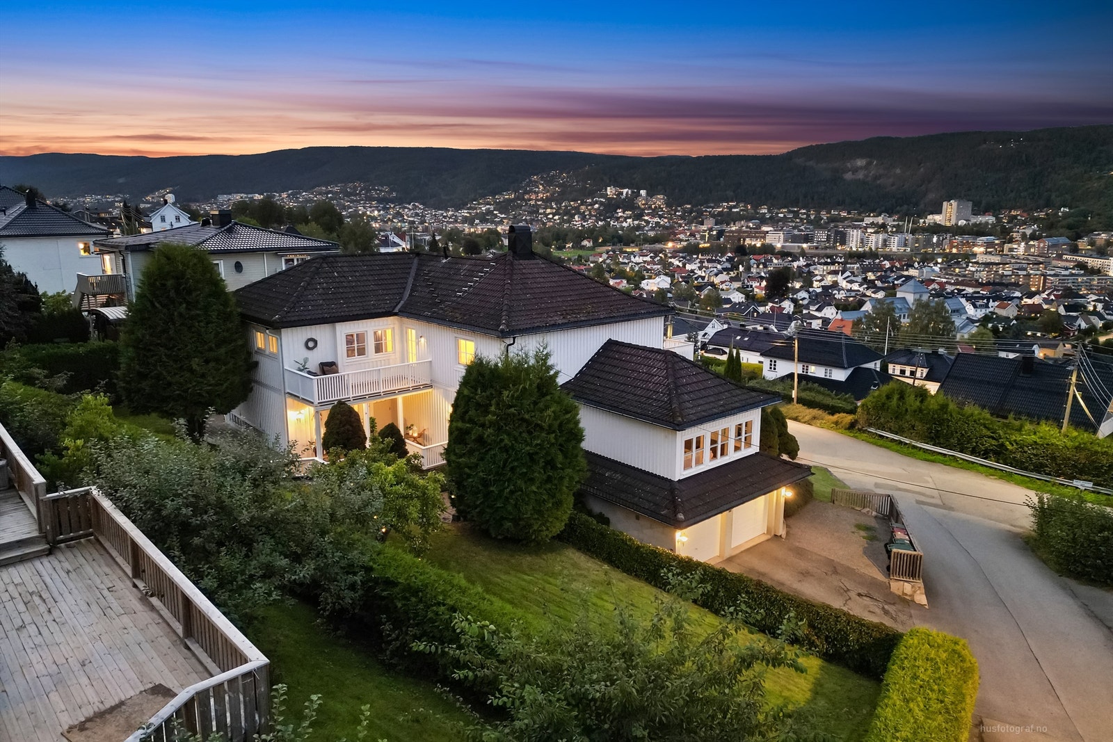 Liasvingen 8 har en sjelden og usjenert beliggenhet, helt inntil et naturskjønt friområde som gir både ro og privatliv Galleribilde