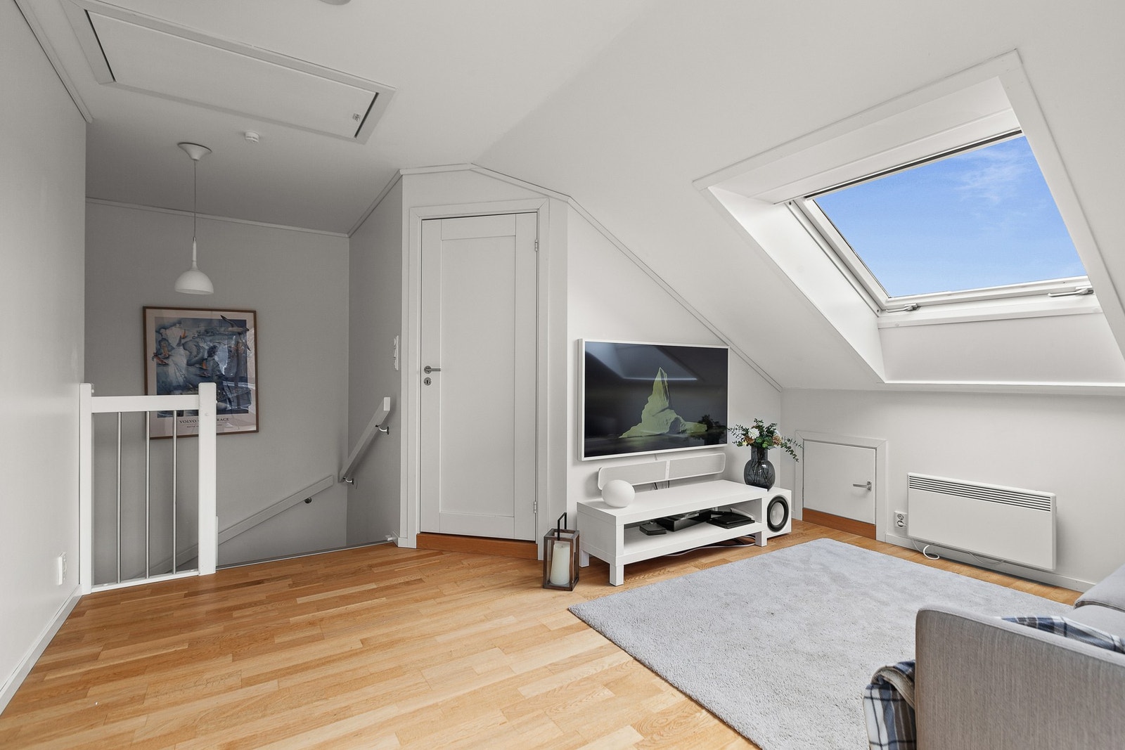 Noen vil kanskje se på muligheten for å bygge inn et soverom i tillegg til loftsstue i denne etasjen.(krever byggemelding) Galleribilde