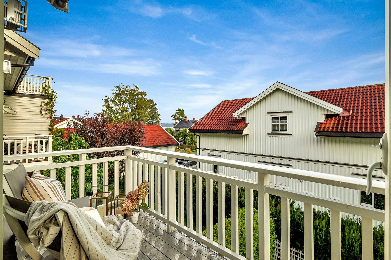 Solrik balkong med fjordutsikt utenfor stuen Galleribilde
