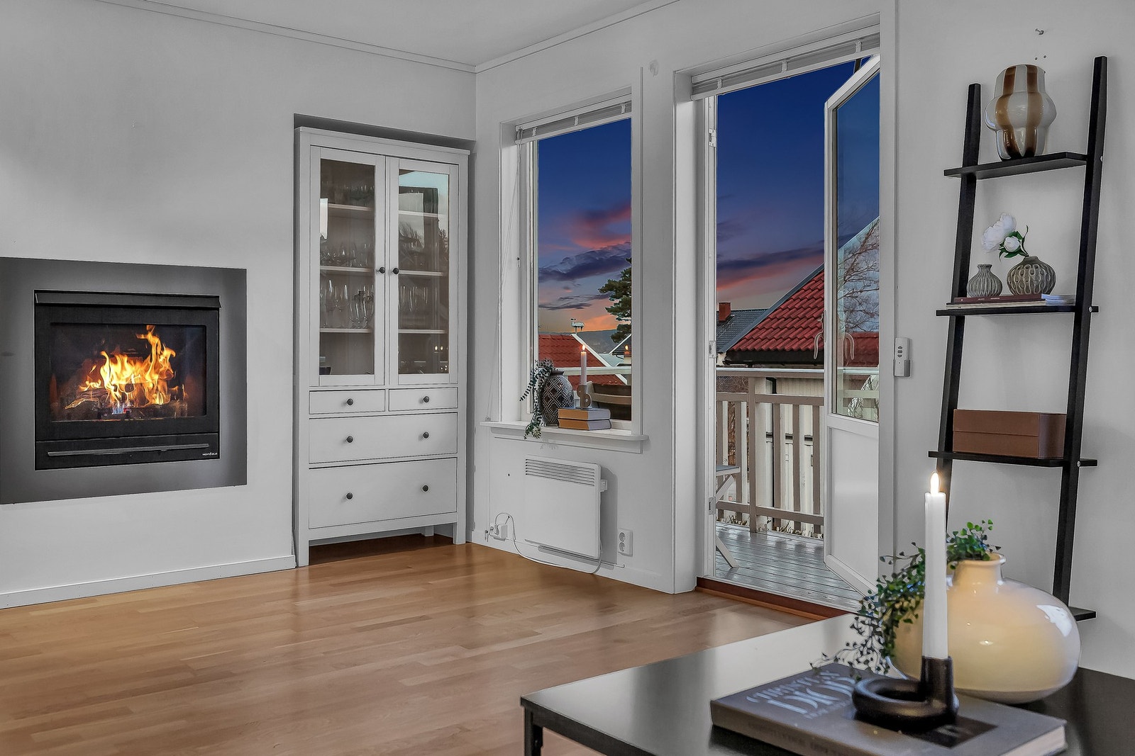 I stuen er det også en gasspeis som gir effektiv og god varme. Galleribilde