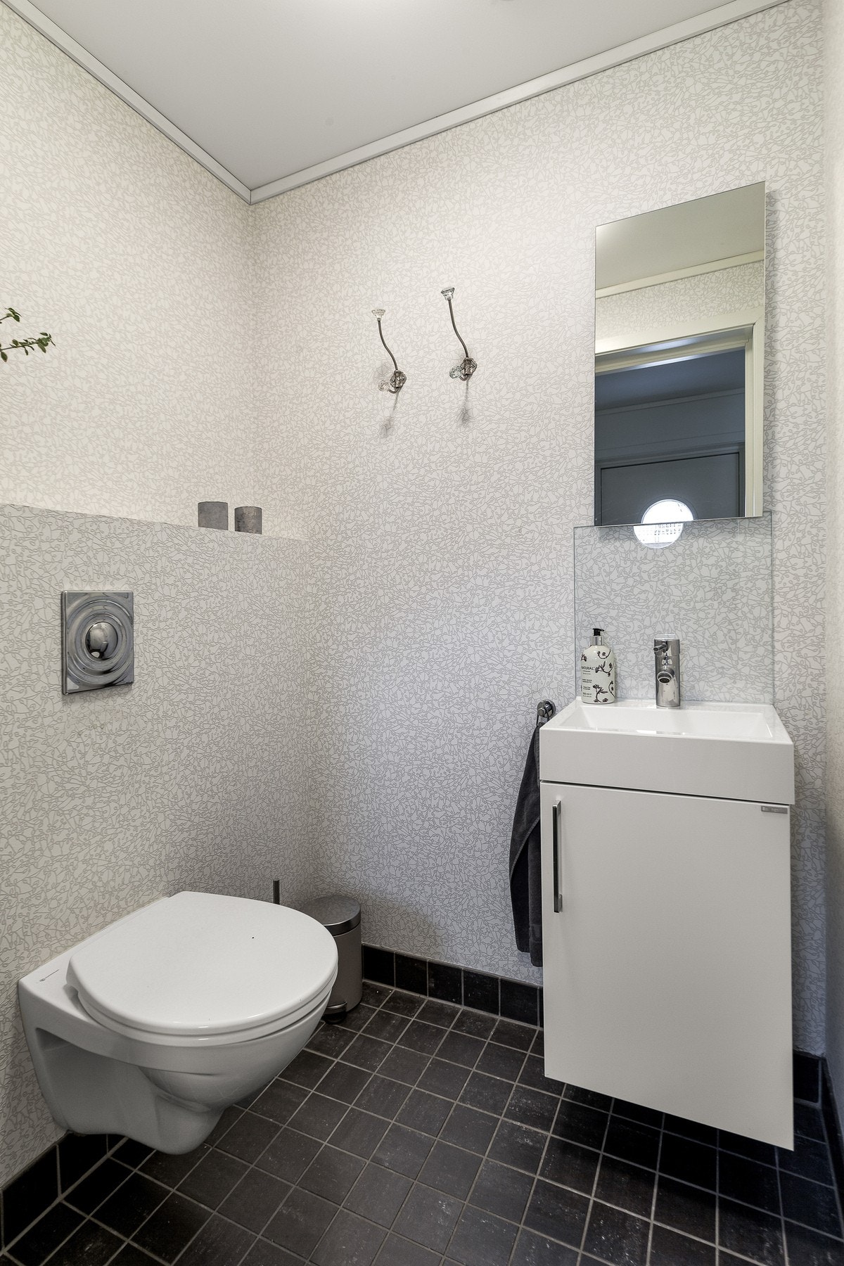 I entreen har man et praktisk og pent wc, med flislagt gulv. Galleribilde