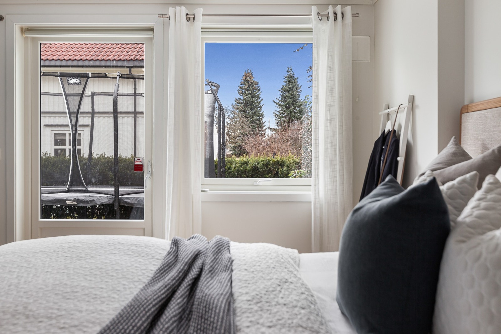 Her er det utgang til terrasse og hagen. Galleribilde