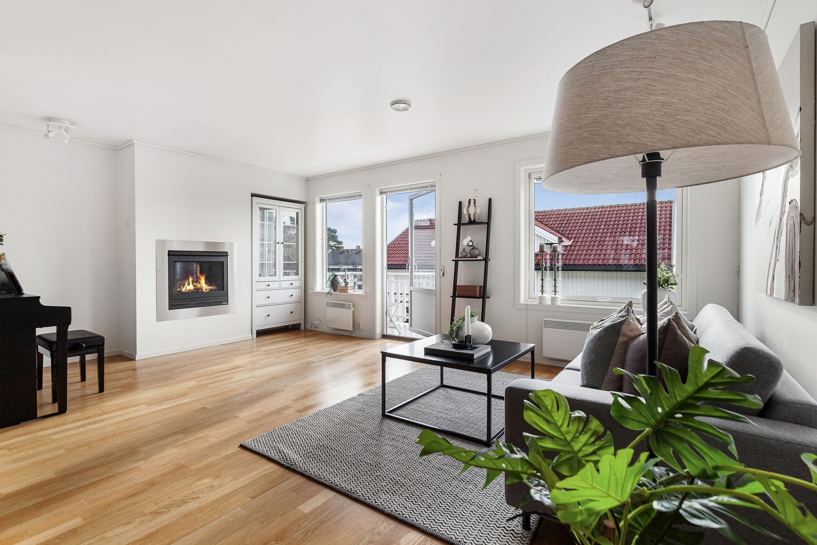 Fra entréen går du inn til boligens kjerne, den meget romslige og delikate stuen. Galleribilde