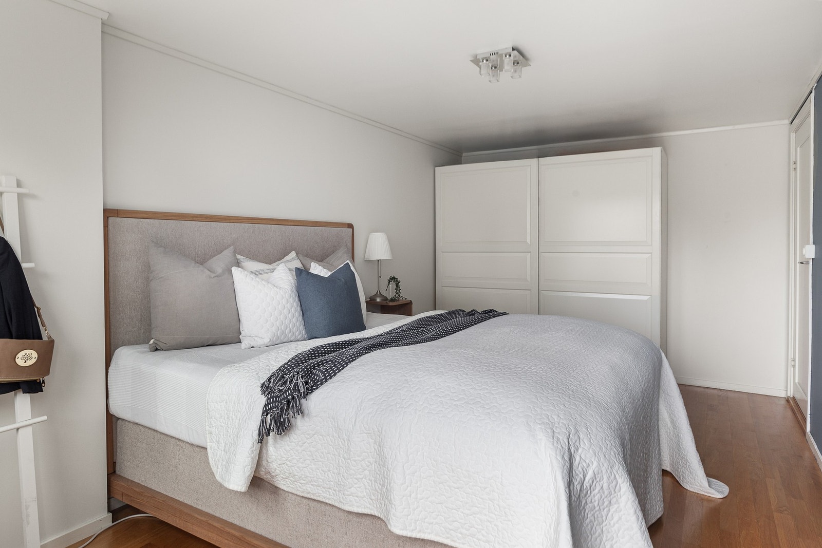 Her får du et romslig og svalt soverom med god plass til både dobbeltseng, nattbord og stor garderobe. Galleribilde