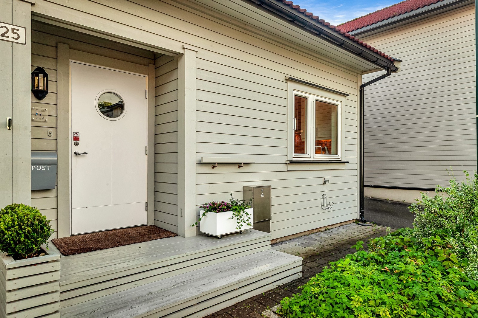 Hyggelig inngangsparti i trivelig gate Galleribilde