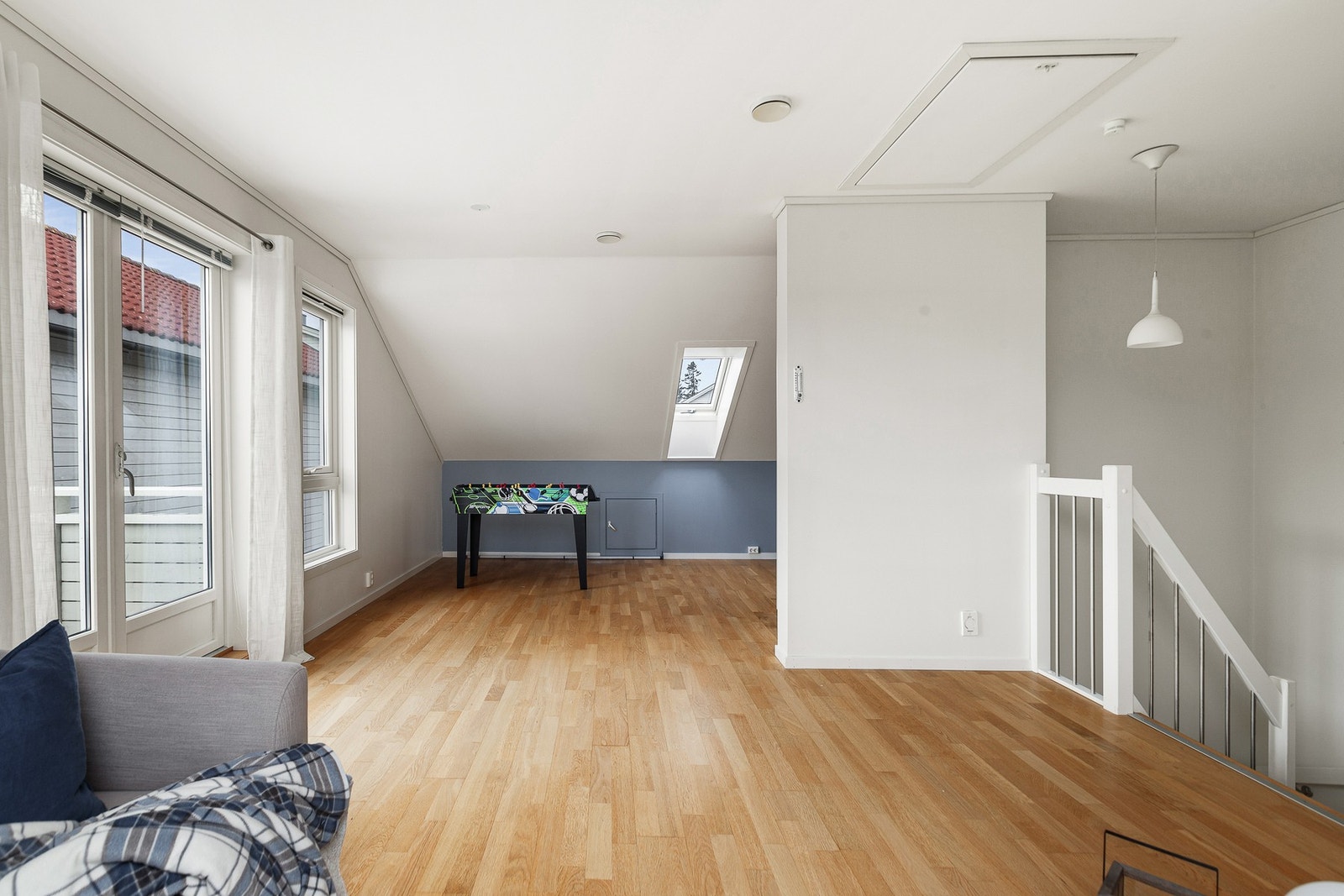 Loftstuen er et lyst og pent oppholdsrom med gode møbleringsmuligheter. (Gode lagringsmuligheter i kneveggskott) Galleribilde