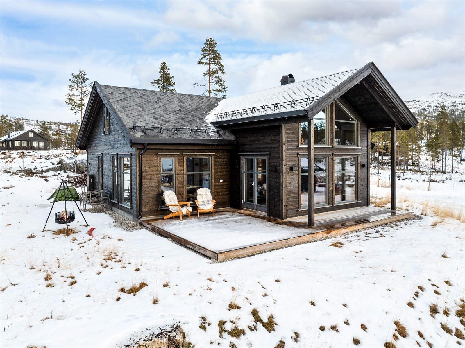 Solrik terrasse på hele 38 m² med utgang fra stue Galleribilde