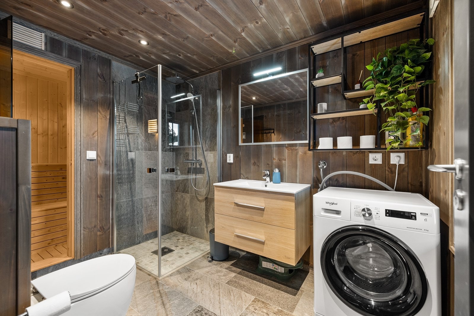 Romslig og delikat bad med tilknytning til badstue Galleribilde