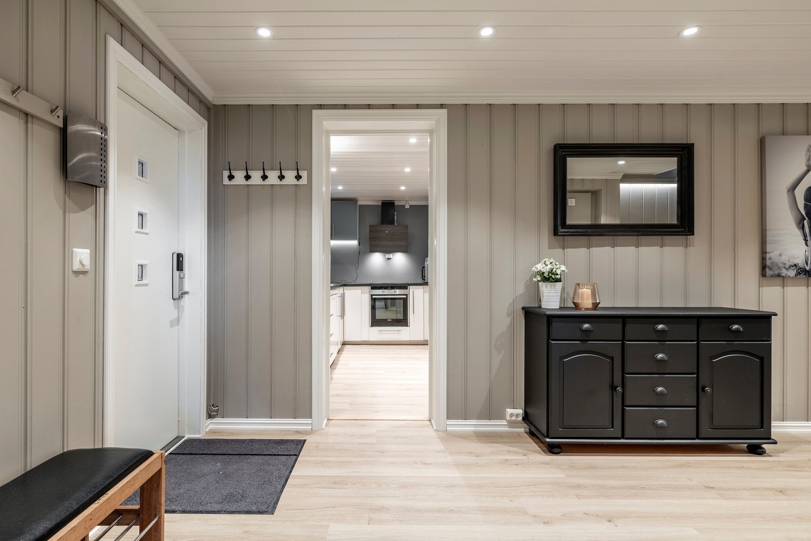 Kjelleren har egen inngang og er innredet med en kjellerstue, kjøkken, bad, toalettrom og to soverom. Kjellerstuen er svært romslig og har stor nytteverdi. Blant annet har dagens eier benyttet kjelleren som en ungdomsavdeling, for ekstra spillerom og priv Galleribilde