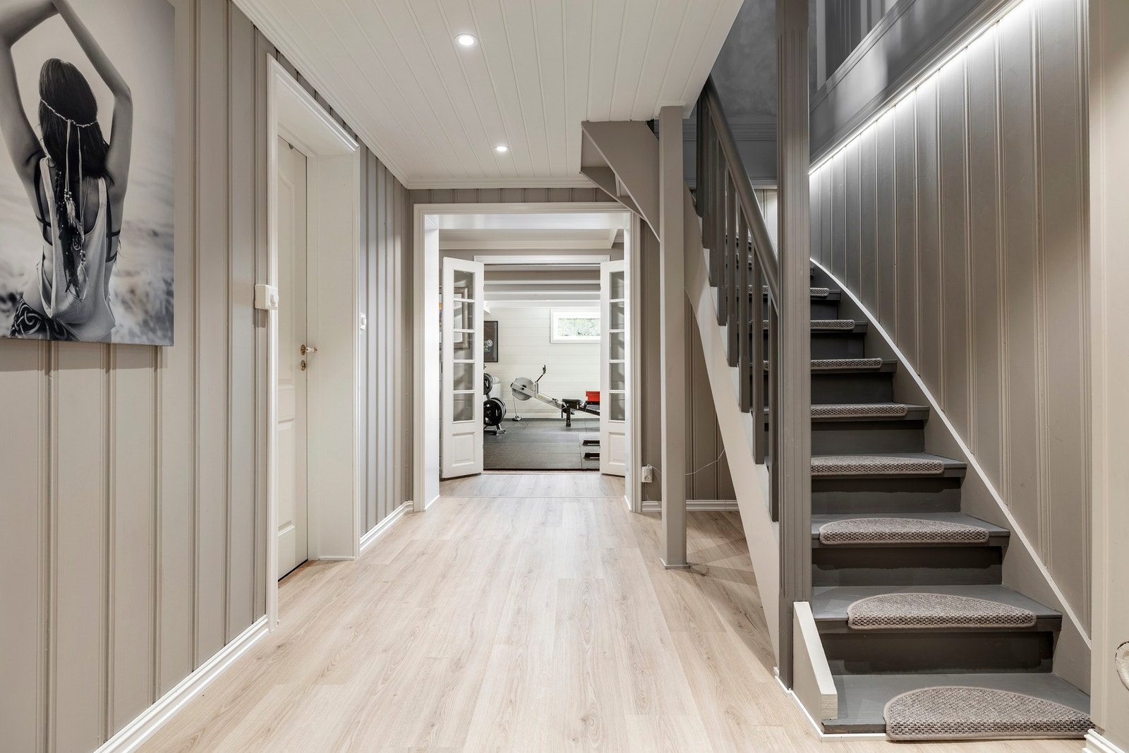 Kjelleren flyter godt med første etasje og har egen inngang. Kjelleren er innredet med en kjellerstue, kjøkken, bad, toalettrom og to soverom. Galleribilde