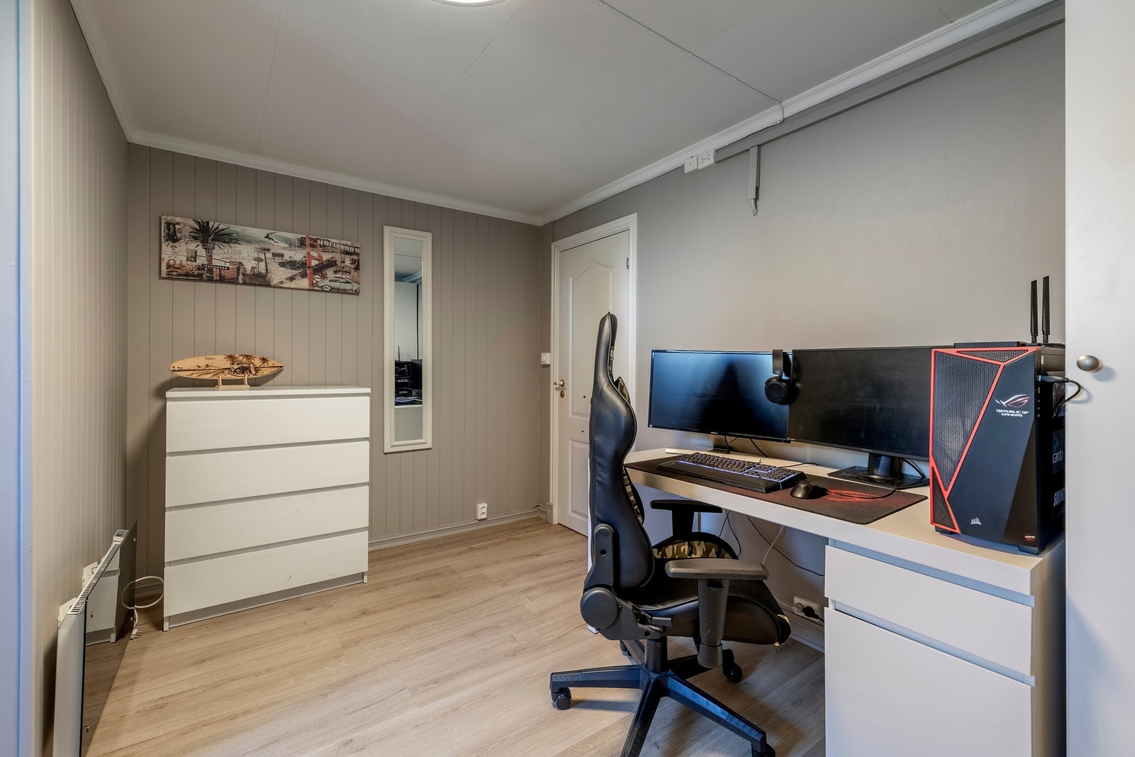 Soverommene i kjelleren har en fin størrelse, malte veggflater og ny 1 stavs vinylgulv'. Soverommene i kjeller har hvite garderobeskap. Galleribilde