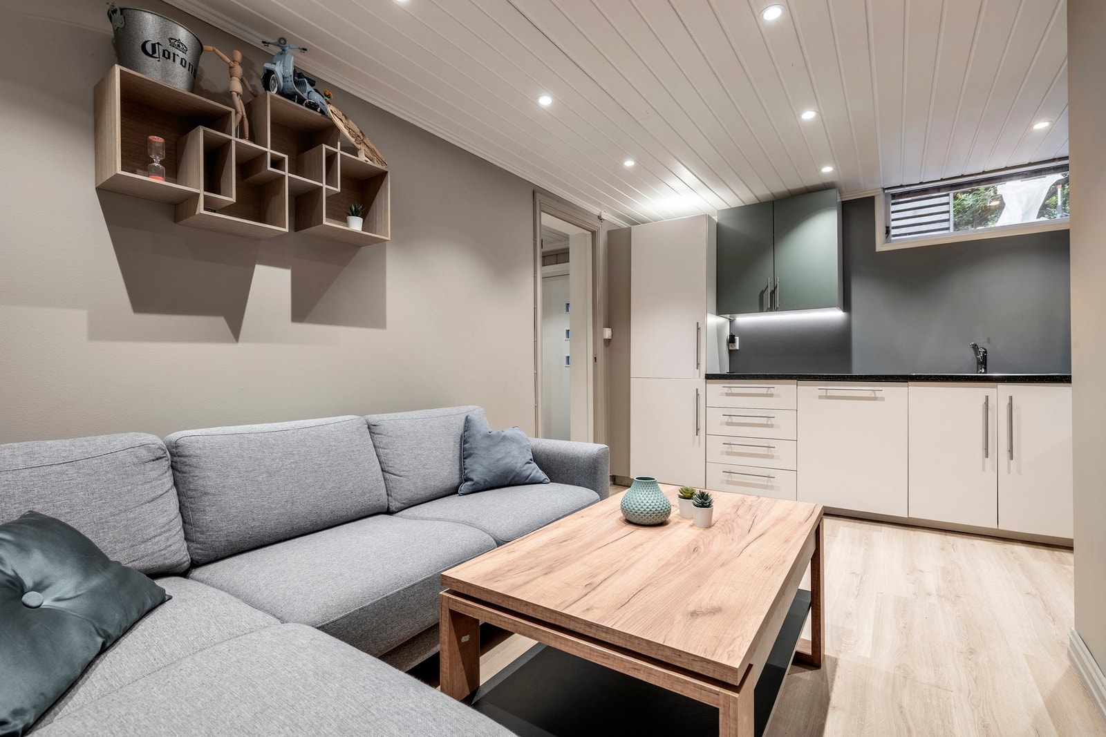 Kjøkkenet har også fin plass til spisebord eller tv-lounge. Galleribilde