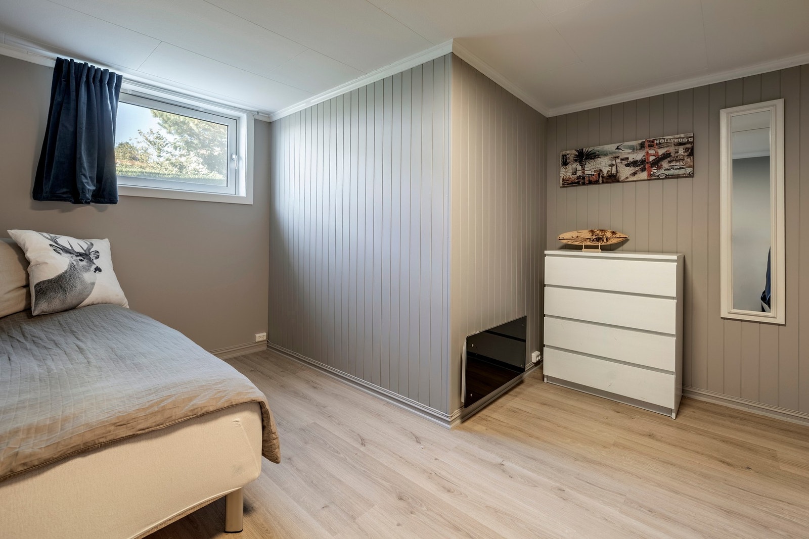 Soverommene i kjelleren har en fin størrelse, malte veggflater og ny 1 stavs vinylgulv'. Soverommene i kjeller har hvite garderobeskap. Galleribilde