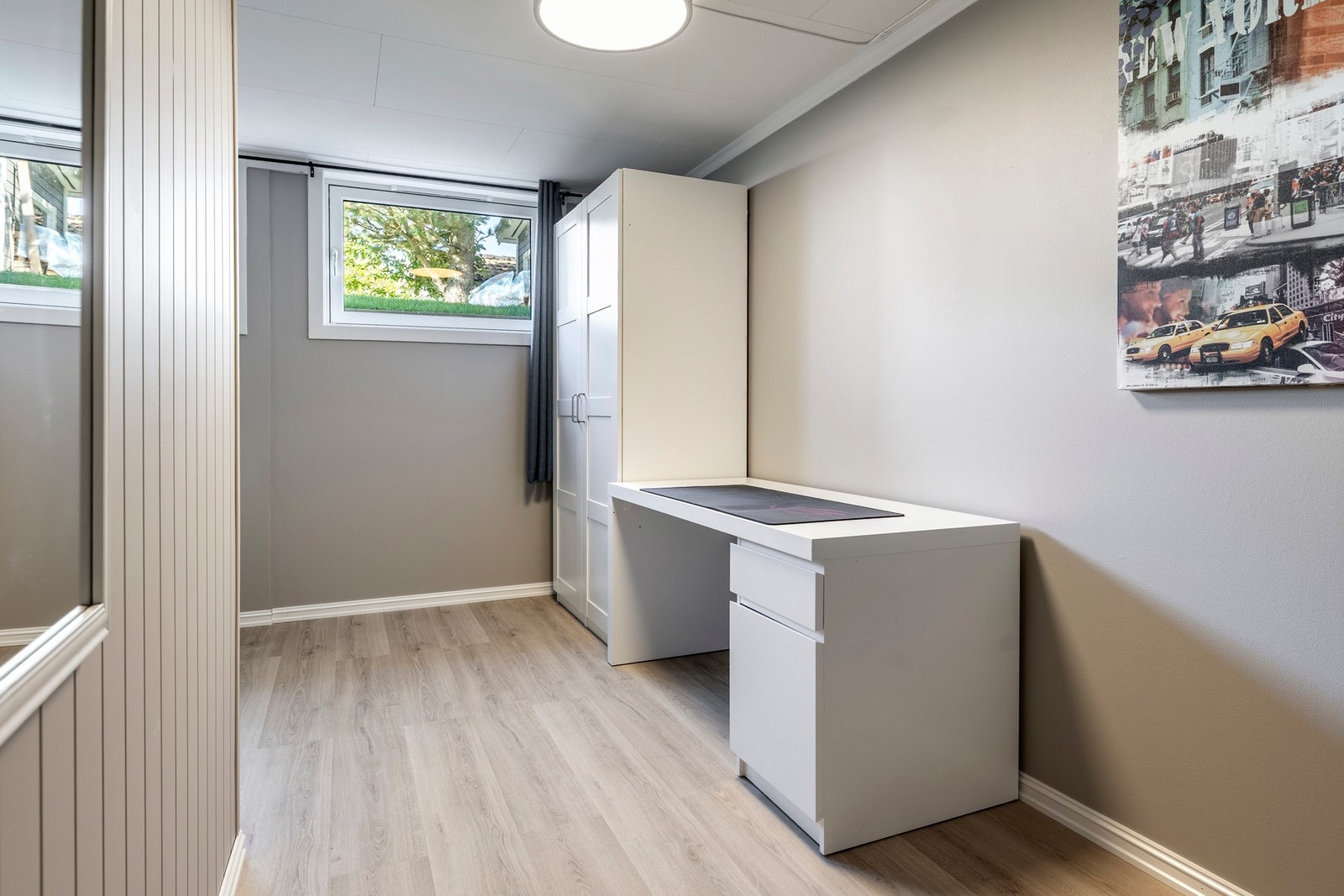 Kjelleren er det to gode soverom Begge soverommene er romslige og har hvite garderobeskap. Galleribilde