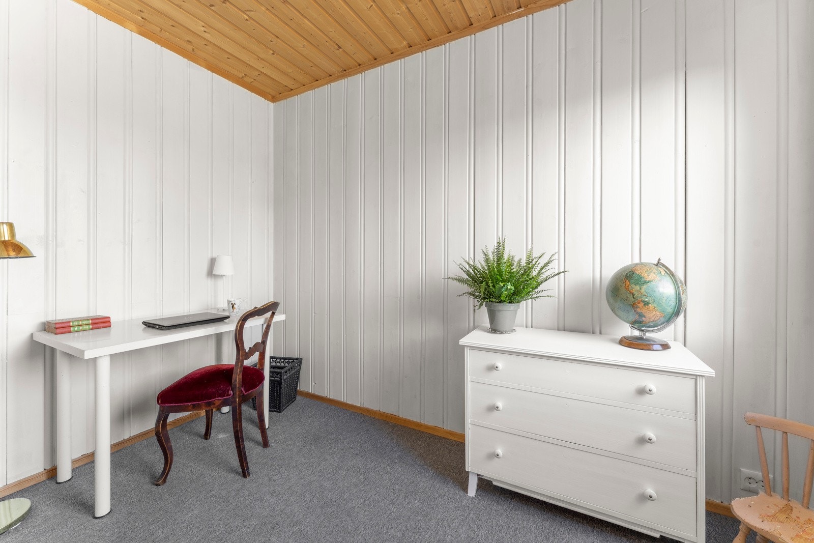 Tidligere bod/garderobe som i dag er innredet som kontor. Galleribilde