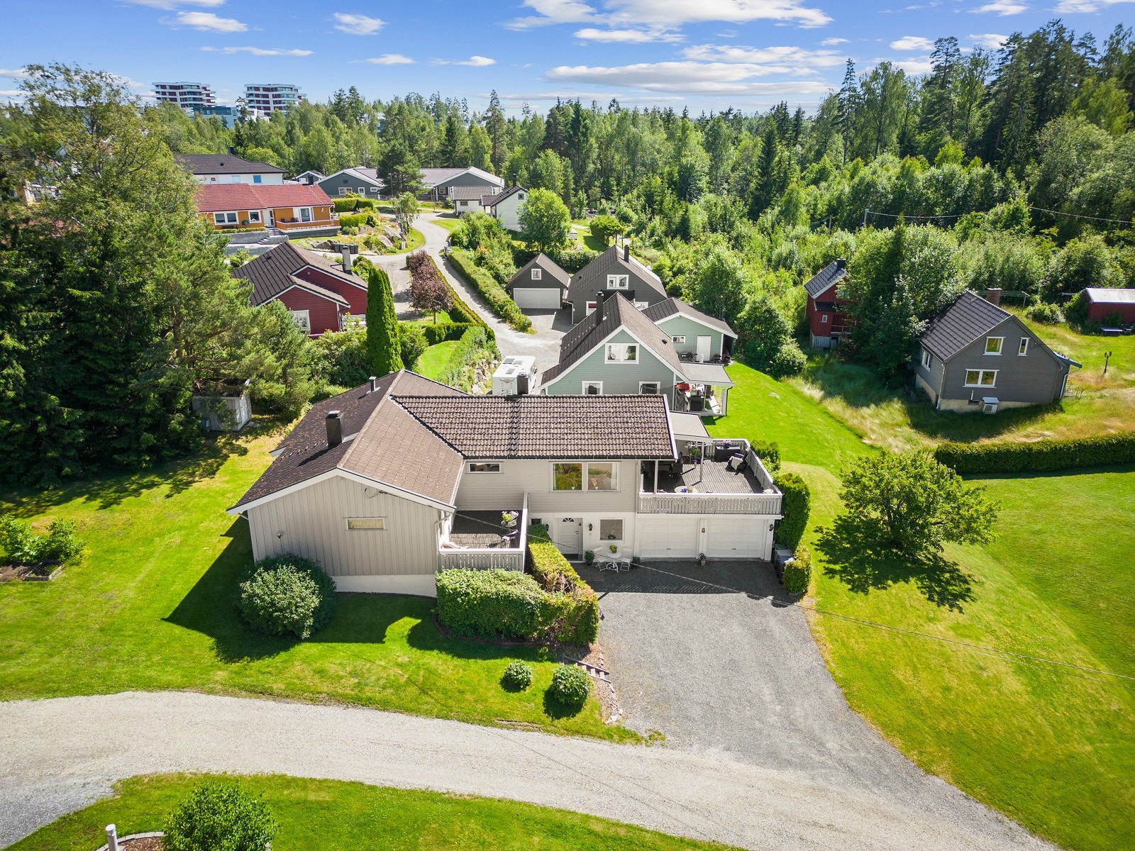 Solgløtt er en meget innholdsrik enebolig i et meget populært boligområde på Sole Skog! Galleribilde