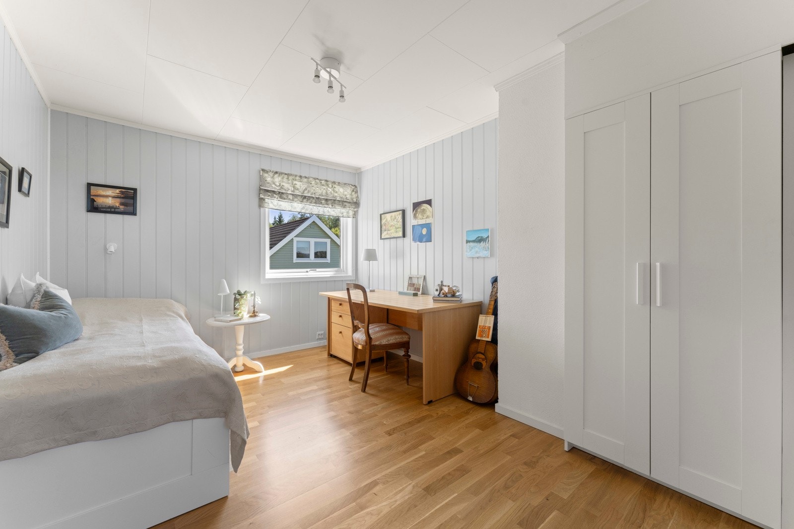 Alle soverommene er av god størrelse med plass til seng, garderobe og tilhørende møblement. Galleribilde
