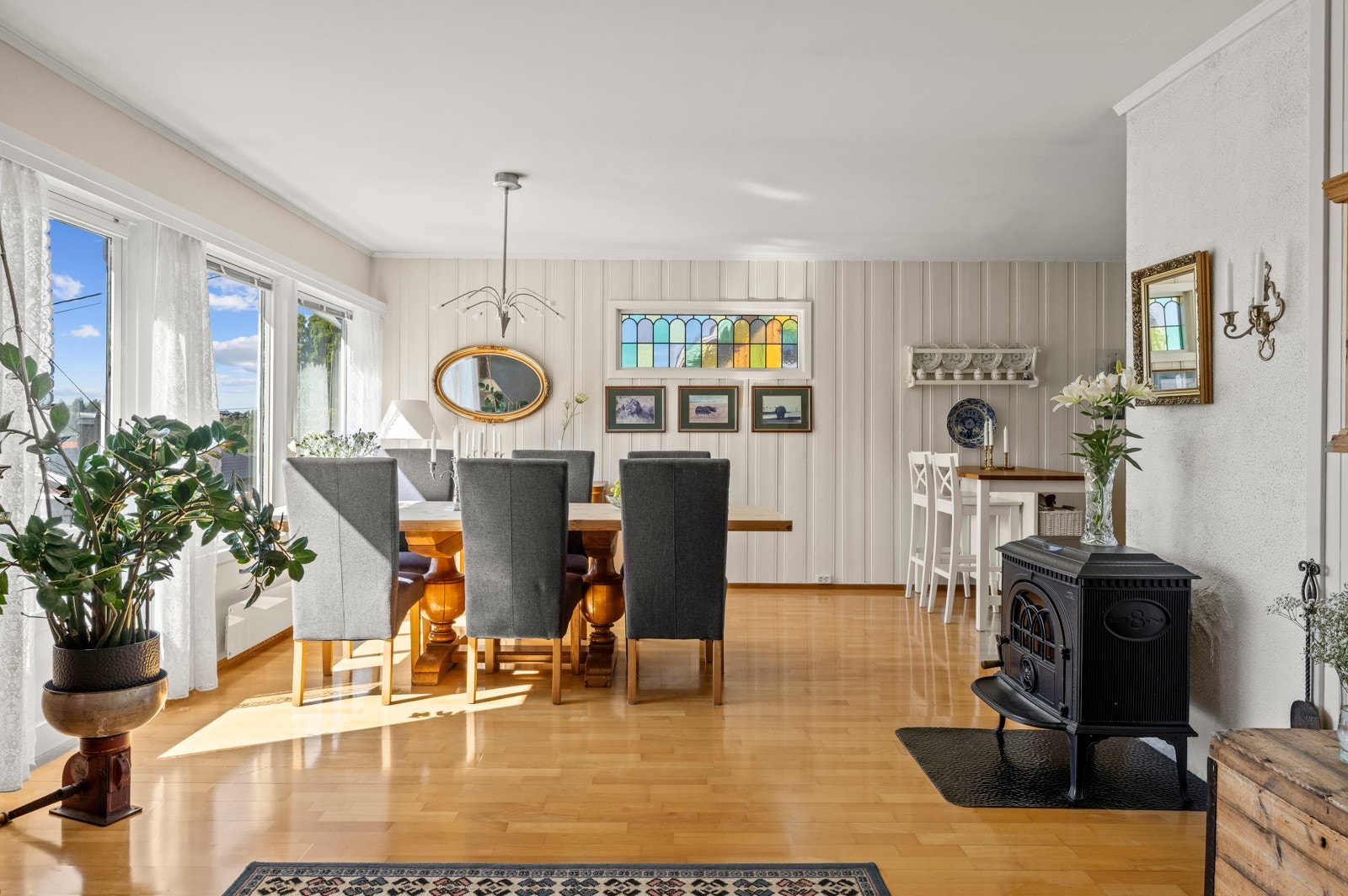 I første etasje er det både varmepumpe, ovn og peis. Galleribilde