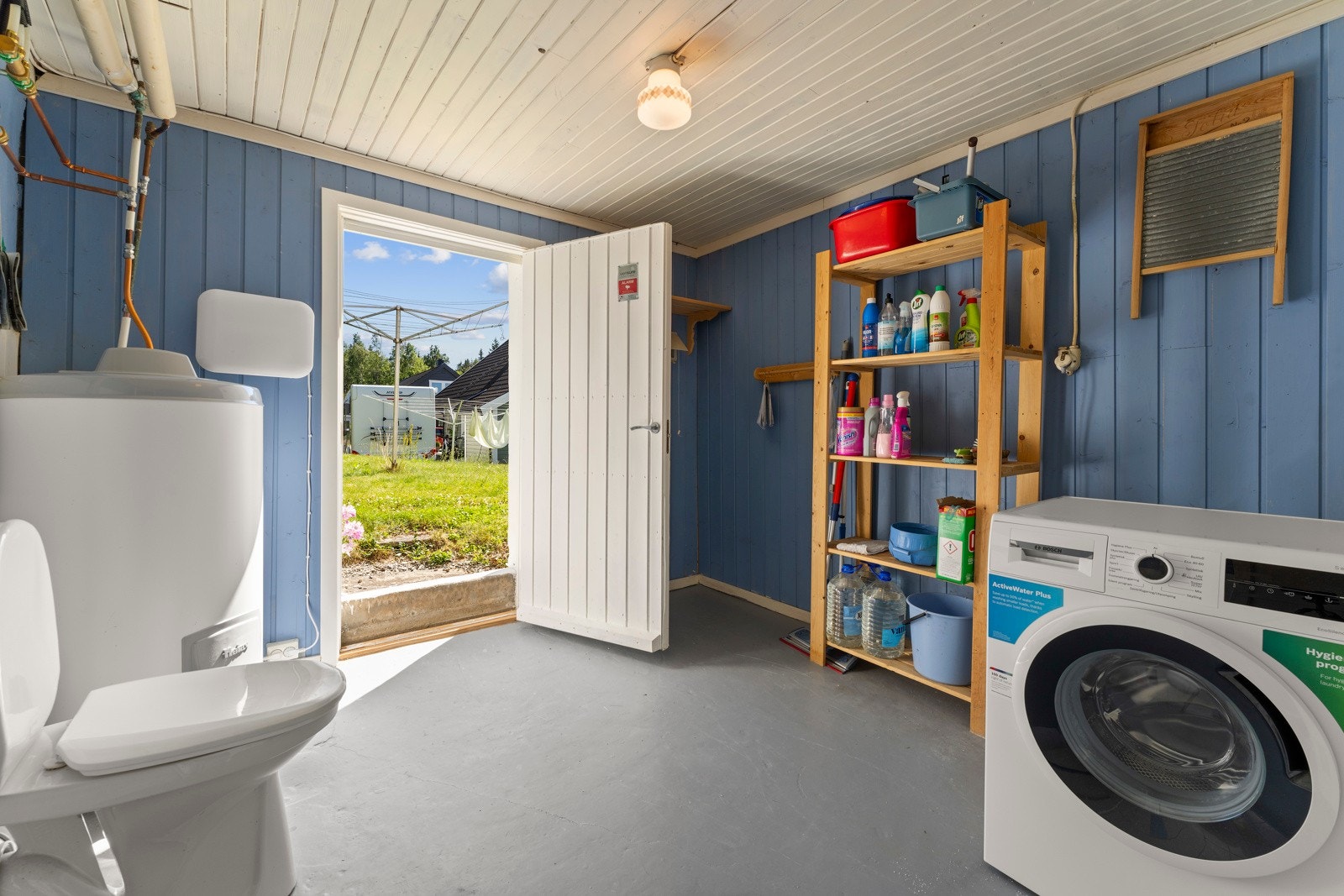 Vaskerom/WC med praktisk egen adkomst. Det er også ellers godt med lagring i eldre del. Galleribilde