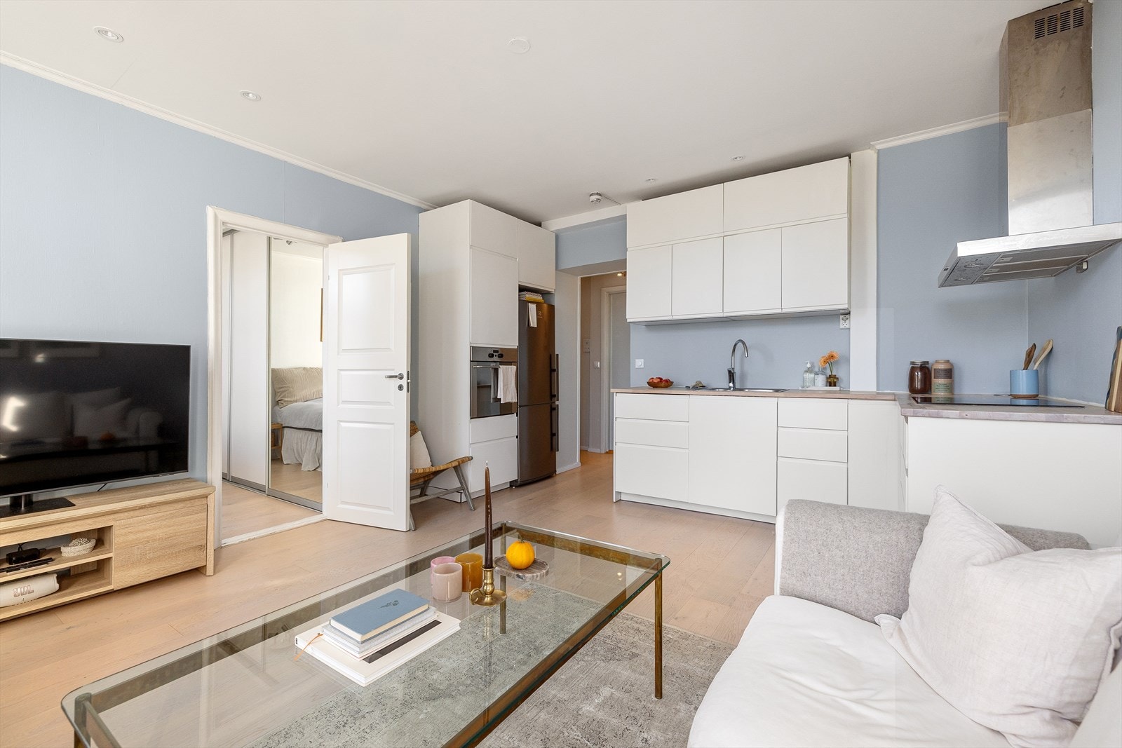 Leiligheten oppleves gjennomført og velholdt med delikate overflater fra 2019. Overflatene består av en-stavs eikeparkett, downlights i himling og lune fargevalg. Galleribilde