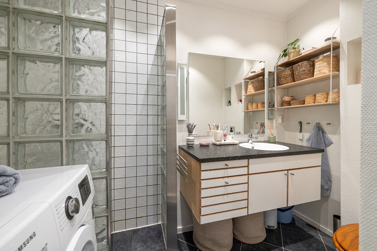 Tidløst bad med flislagt gulv med elektrisk gulvvarme, downlights i himling og malte/flislagte vegger. Galleribilde