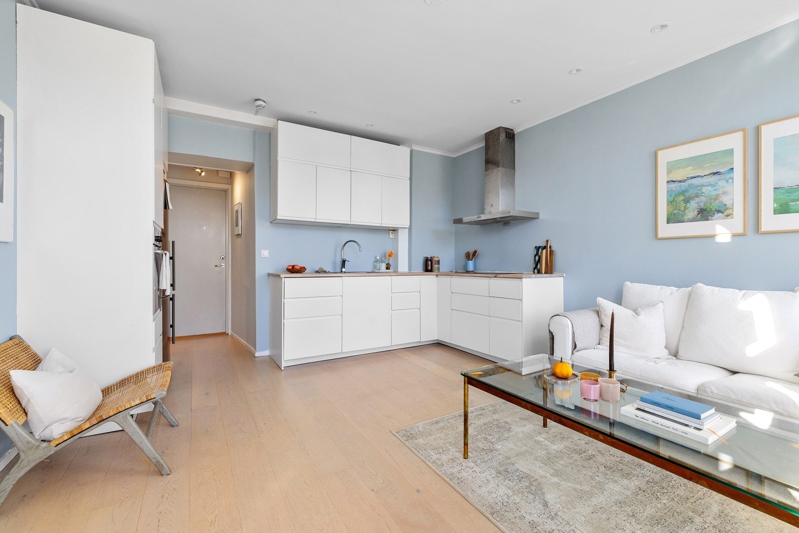 Leiligheten har en optimal planløsning hvor kjøkkenet er flyttet til stuen for å etablere et ekstra soverom. Galleribilde