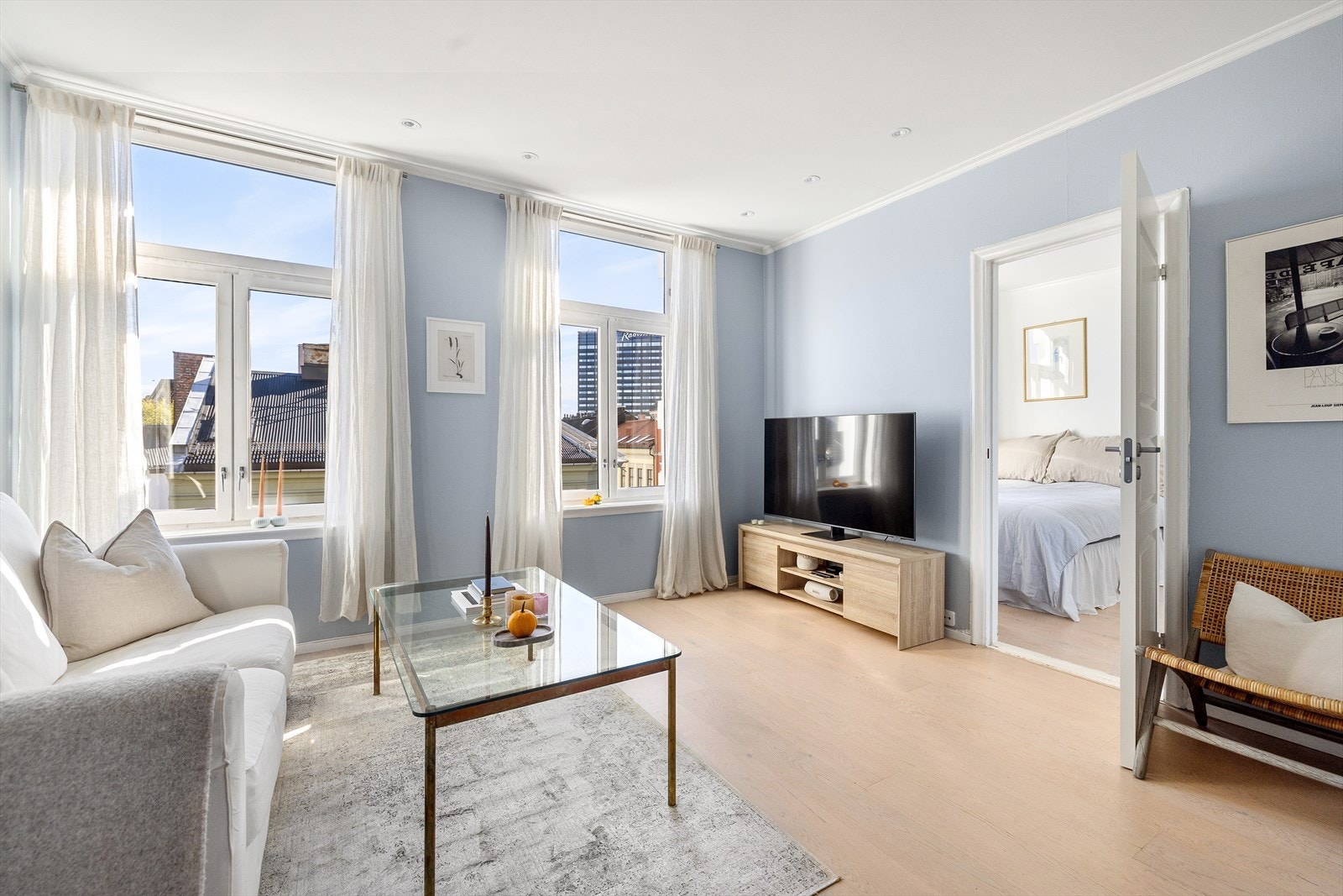 En lys, innbydende og gjennomgående 3-roms selveier i Homansbyen, som er et knutepunkt mellom fasjonable Frogner/Majorstuen og Bislett/St. Hanshaugen. Galleribilde