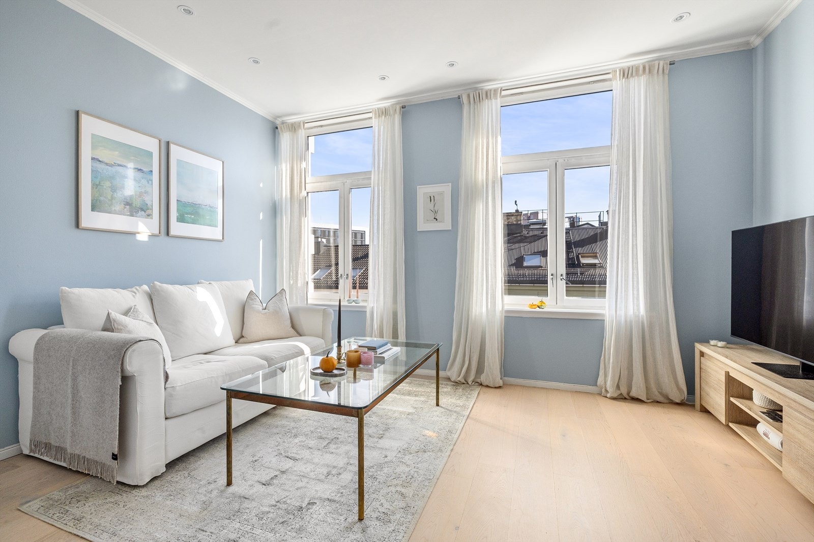 Rommet har rikelig med naturlig lys gjennom store vindusflater. Galleribilde