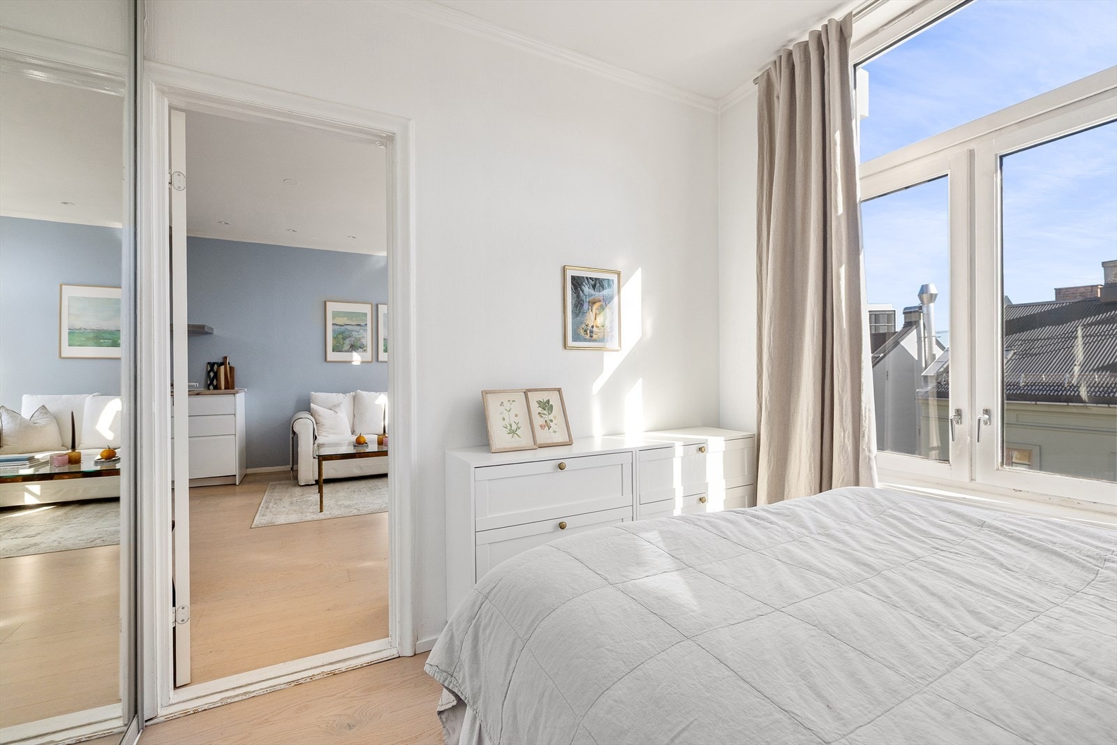 På hovedsoverommet er det god plass til dobbeltseng og nattbord. Stort vindu sikrer godt med lys og luft. Galleribilde