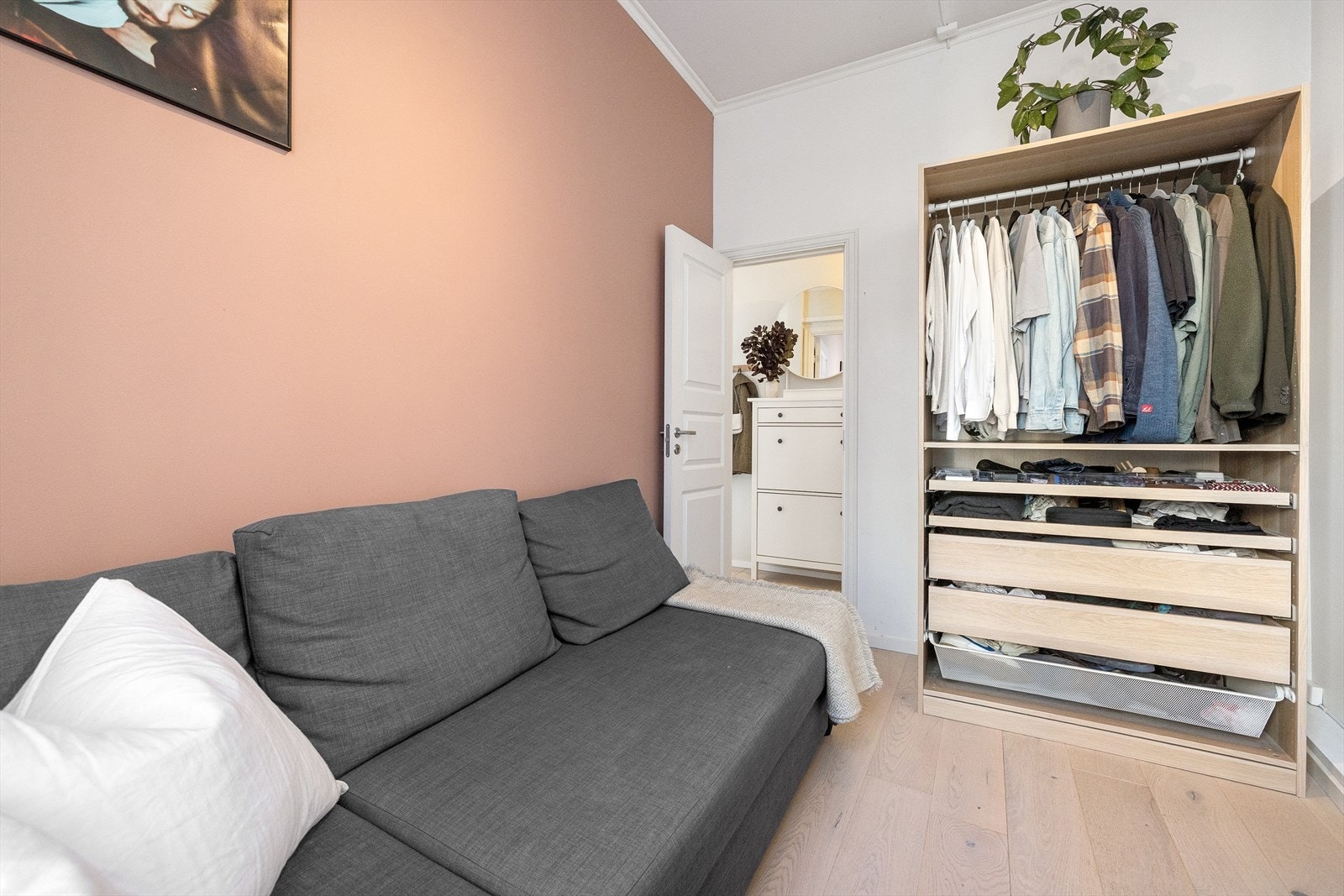 Rommet har plass til dobbeltseng, skrivepult og skap/kommode. Galleribilde