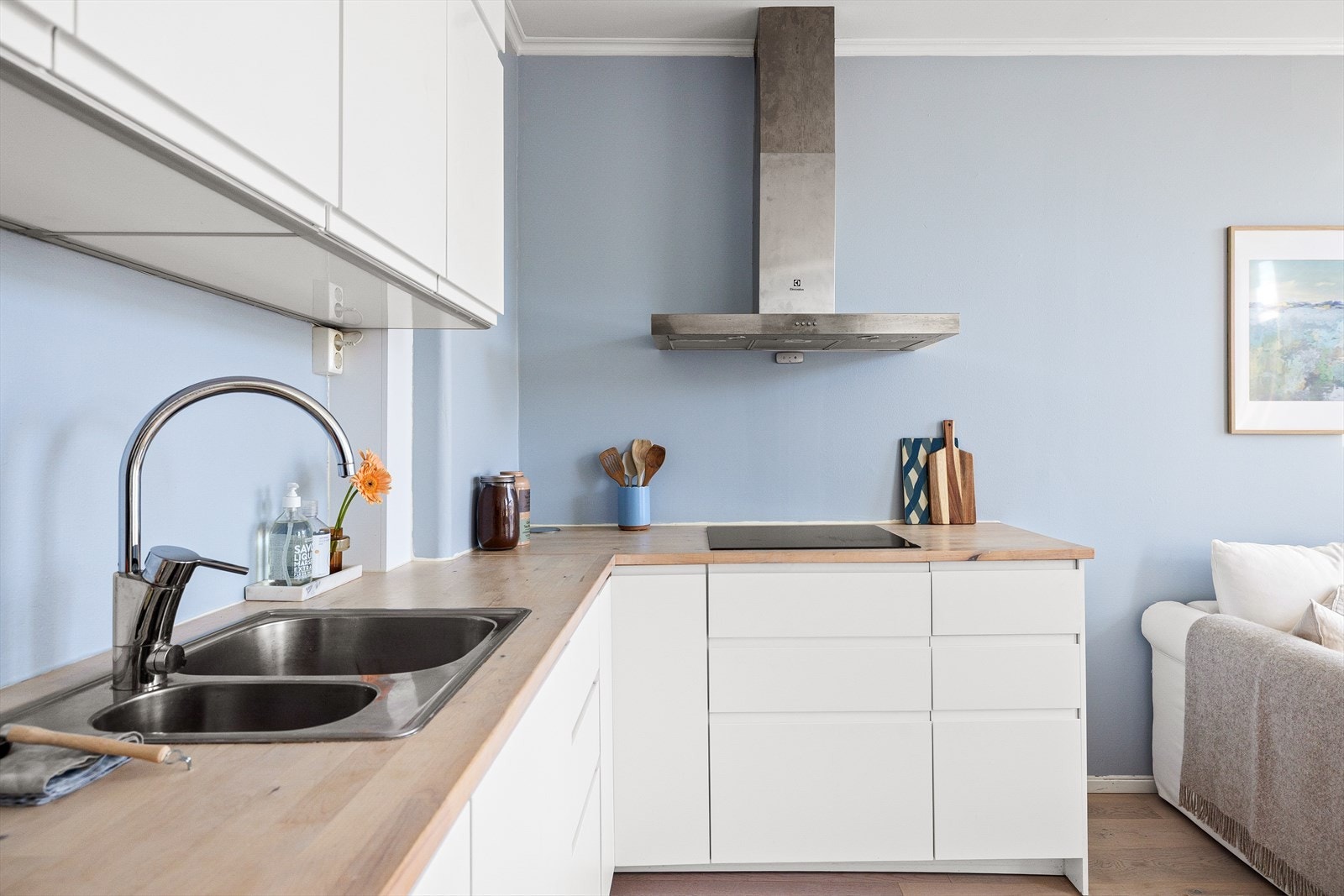 Kjøkkenet har et stilrent og tidsriktig uttrykk med masse lagringsplass i både skap og skuffer. Det er i tillegg god plass til matlaging. Galleribilde