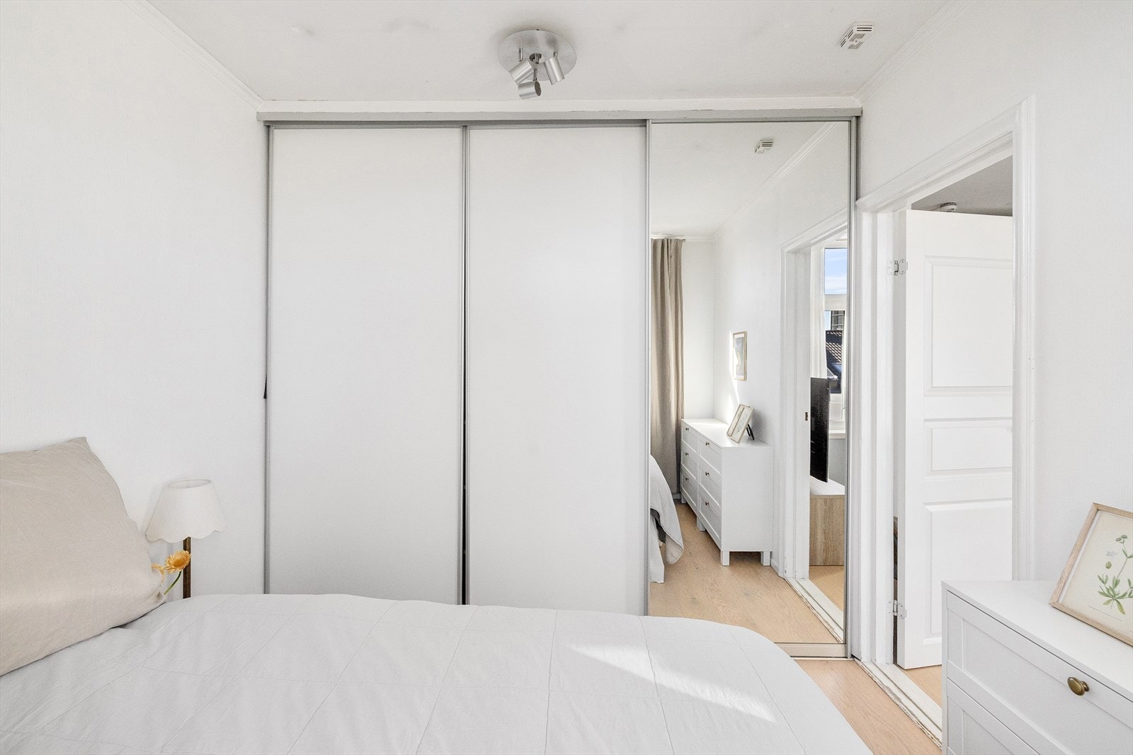 Det er godt med lagringsplass i romslig skyvedørsgarderobe. Galleribilde