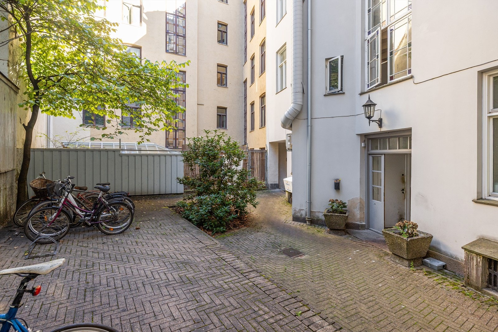 Lukket og skjermet bakgård med sykkelparkering. Galleribilde