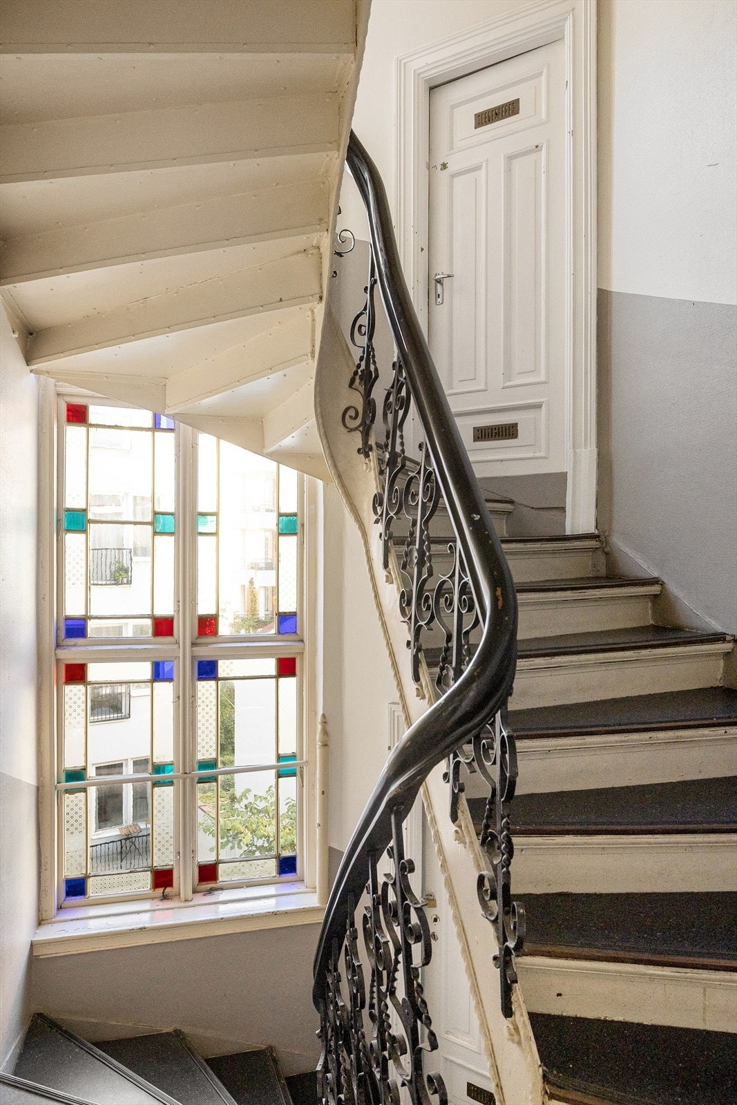 Leiligheten ligger i en flott, klassisk bygård fra slutten av 1800-tallet. Galleribilde