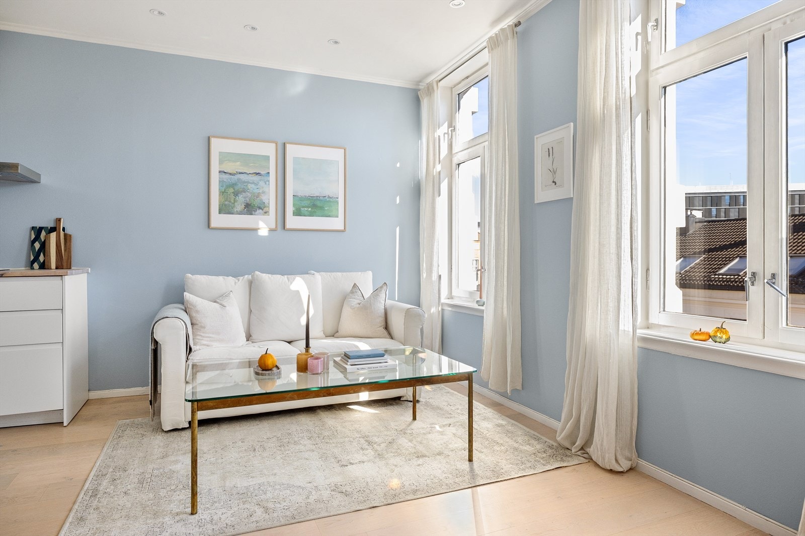 I stuen er det god plass til sofagruppe med tilhørende sofabord og tv-benk. Galleribilde