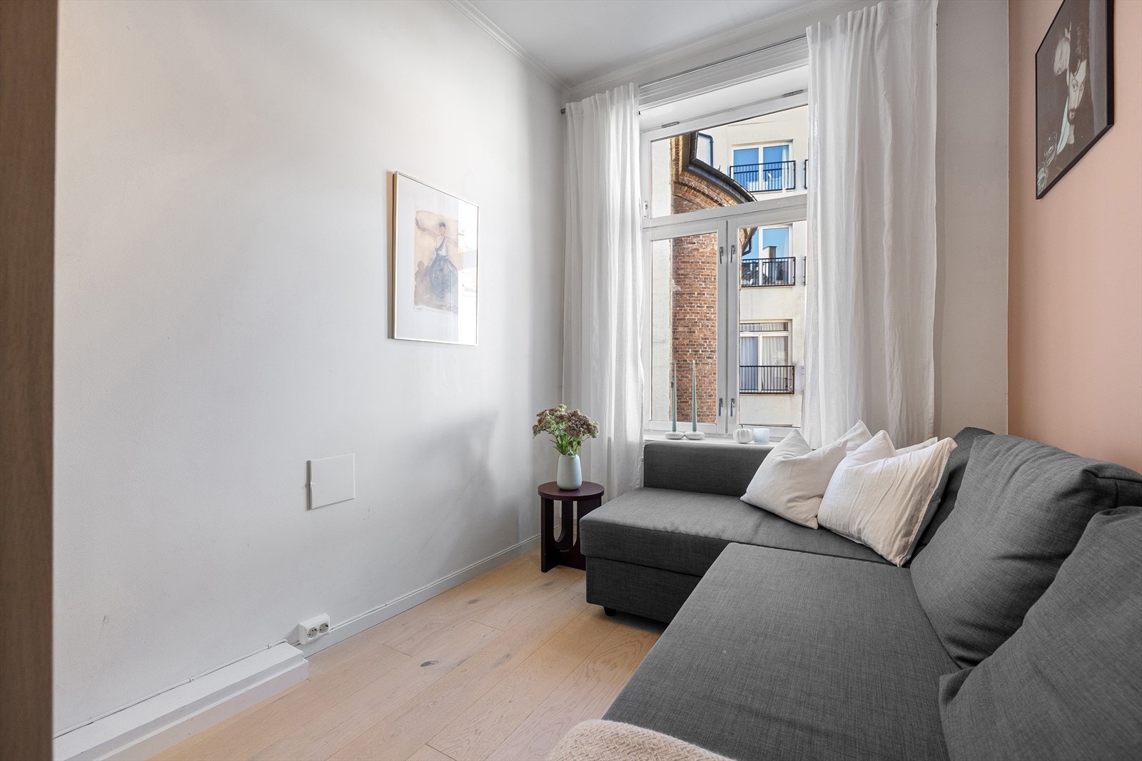 Leiligheten har to soverom med god størelse. Soverom nr 2 er derfor et supert rom til utleie eller lignende. Alternativt et ypperlig gjesterom, hjemmekontor eller ekstra tv-stue. Galleribilde