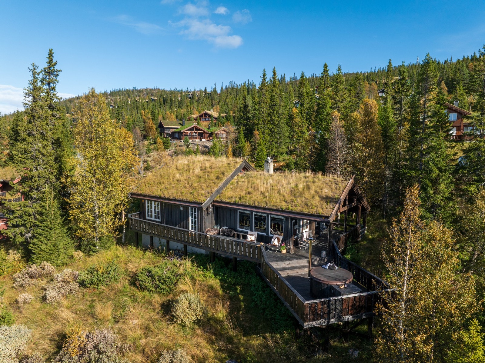 Velkommen til visning i Nattenvegen 252 - en innbydende og tradisjonsrik hytte med torvtak, lune uteplasser og badestamp på terrassen. Galleribilde