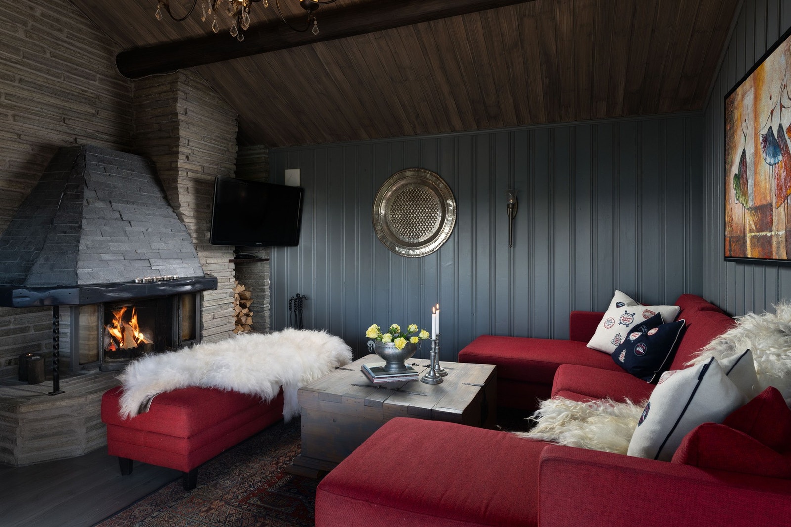 Steinmurt peis med skiferhette som skaper varme og stemning i stuen. Galleribilde