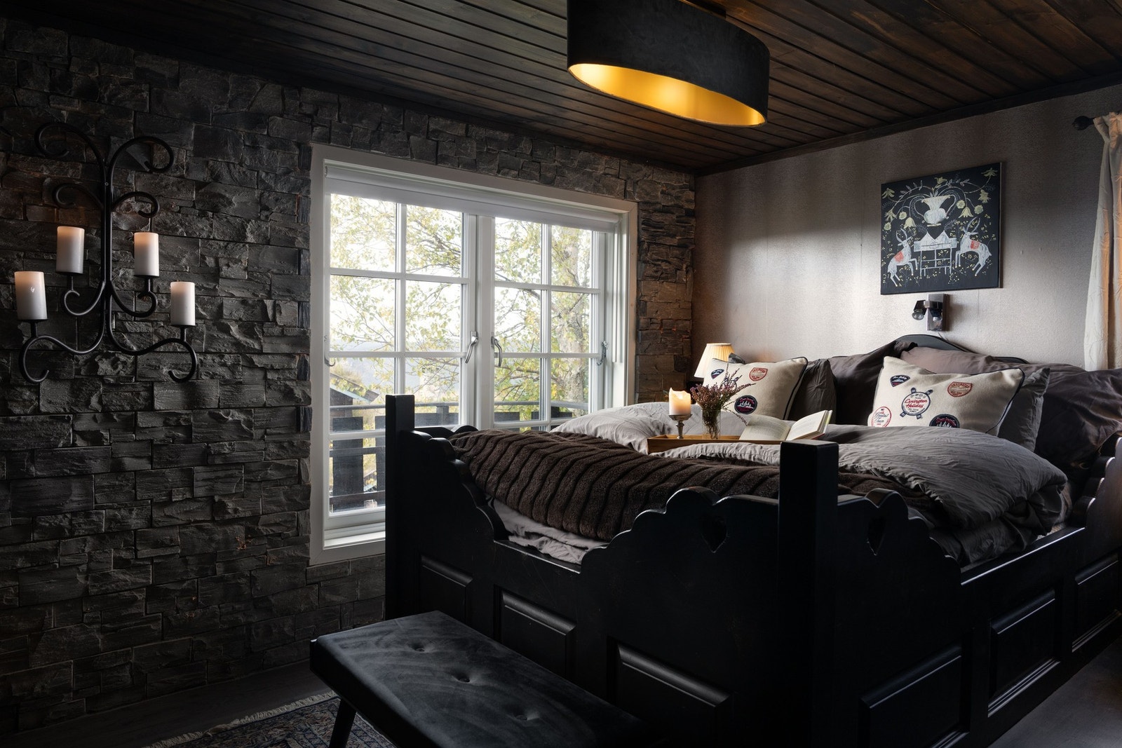 Hovedsoverommet har en lun atmosfære med dempede farger og klassiske materialvalg. Galleribilde