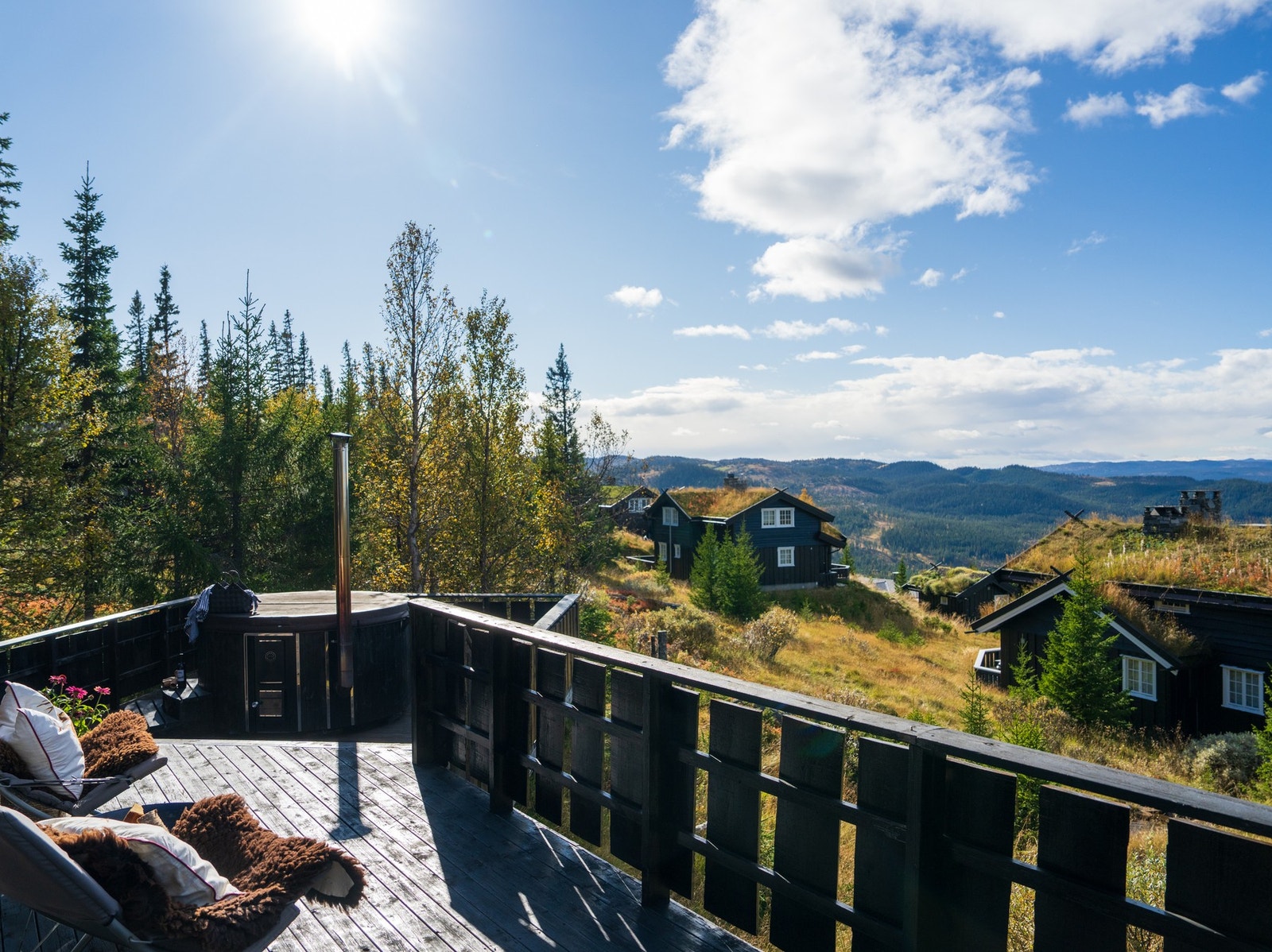 Terrassen gir deg både utsikt og opplevelser - nyt solrike dager, stjernekvelder og et varmt bad i stampen. Galleribilde