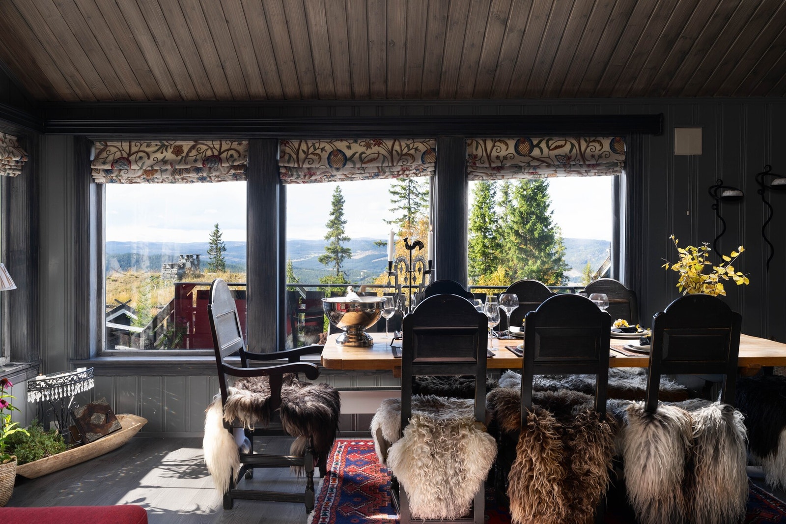 Spisestuen vender ut mot fjellheimen - her kan måltidene nytes med naturen som bakteppe. Galleribilde