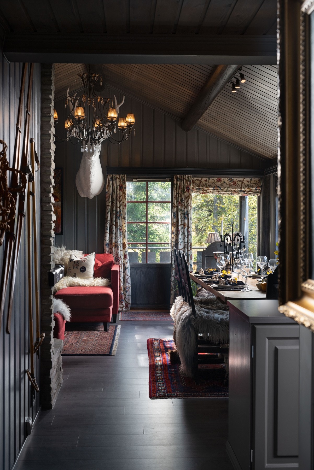 Høyt under taket, synlige dragere og dempede farger gir stuen karakter og ro. Galleribilde