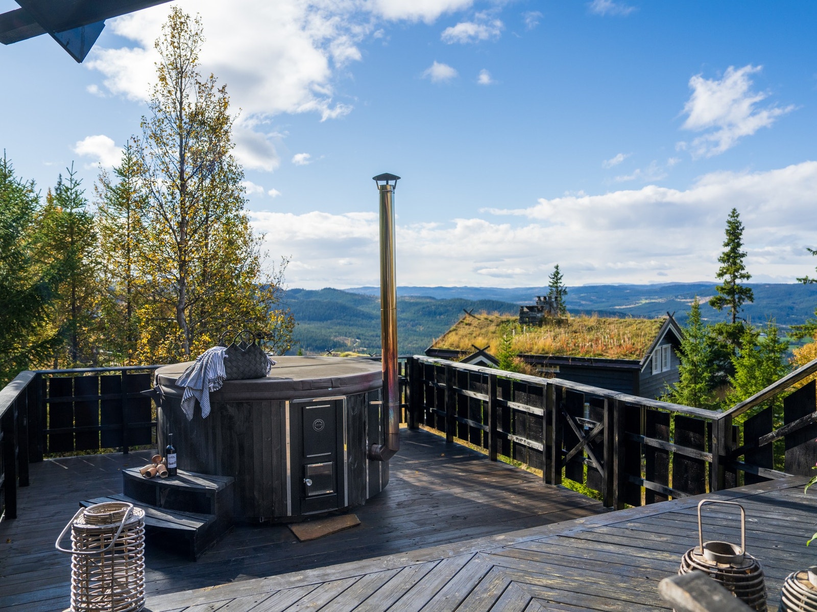 Vedfyrt badestamp gir ekte fjellopplevelse - her kan du nyte kvelden under stjernehimmelen. Galleribilde