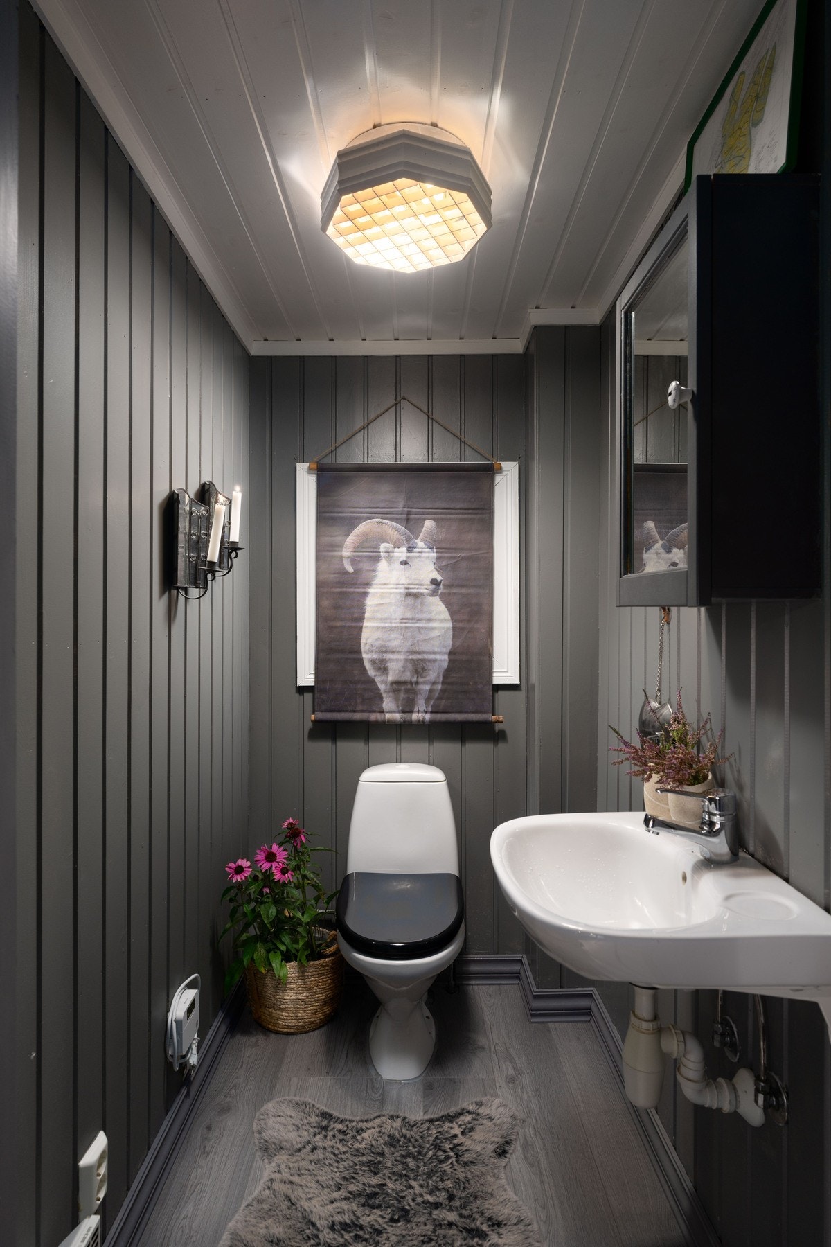 Toalettrommet er praktisk innredet med servant, speilskap og toalett. Galleribilde