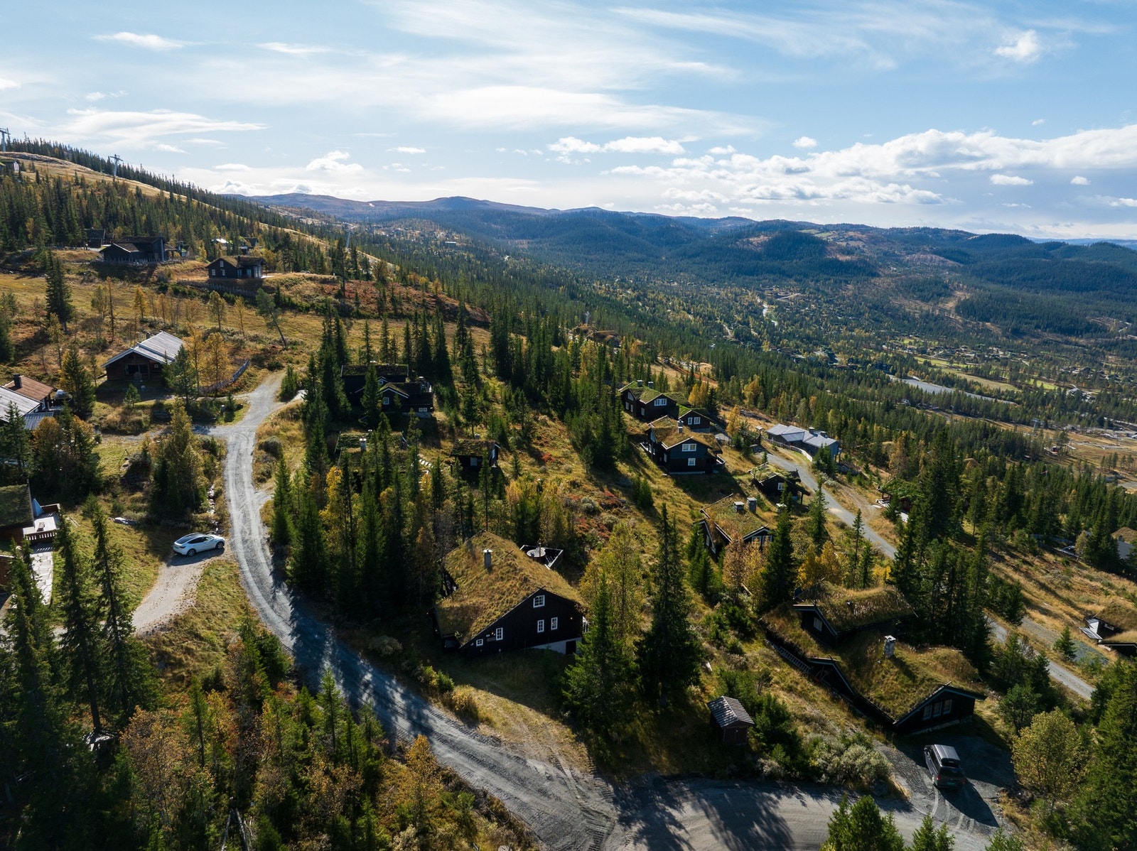 Hytta ligger høyt og usjenert i terrenget - med panoramautsikt over fjell og dalføre. Galleribilde