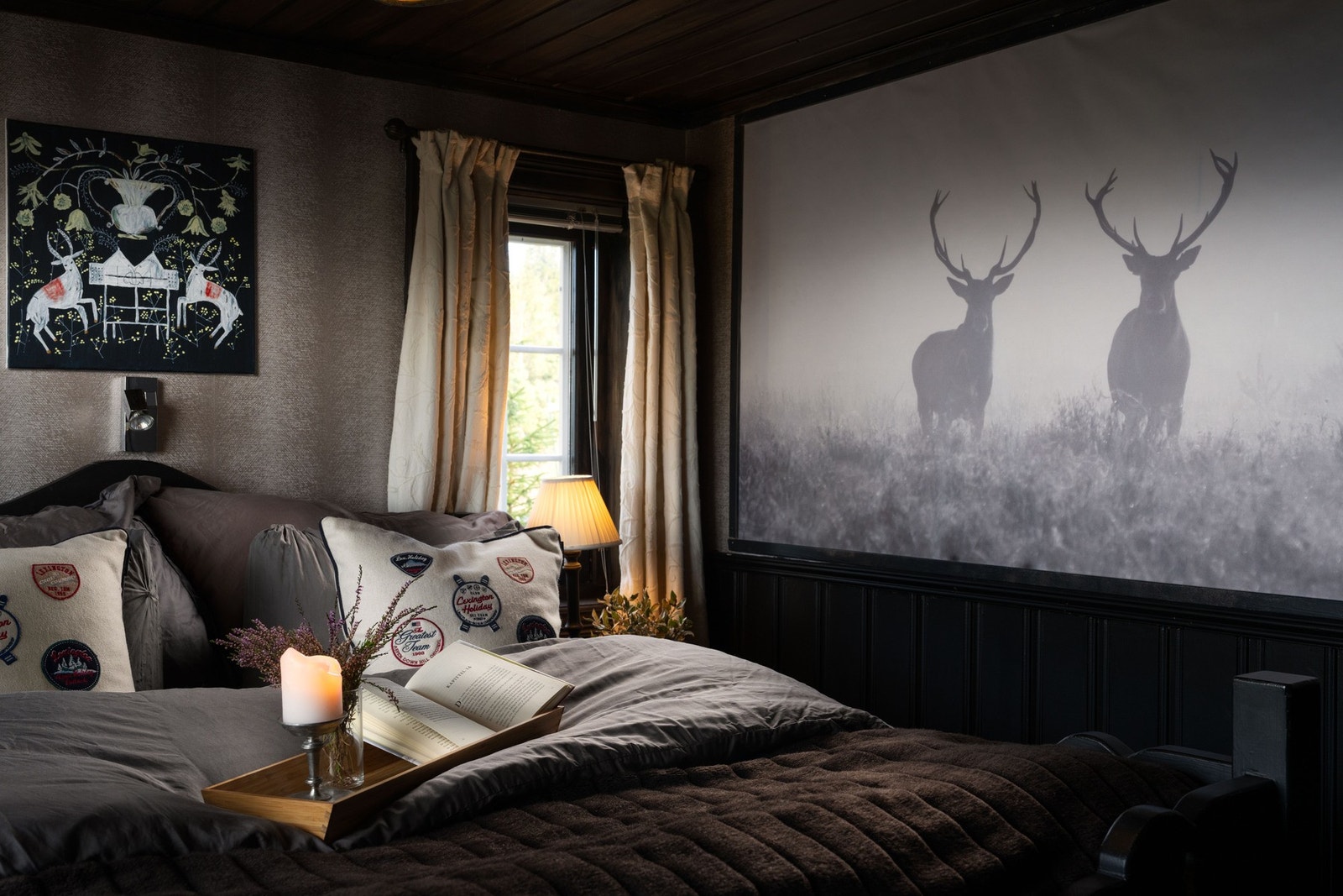 En kombinasjon av treverk og moderne detaljer skaper et tidløst preg. Galleribilde